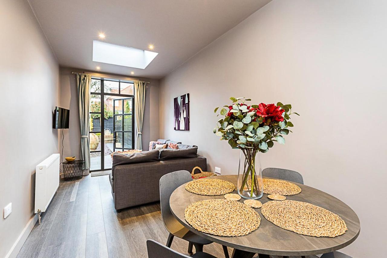 Stunning 5 Bed House In Willesden Green! Holiday home