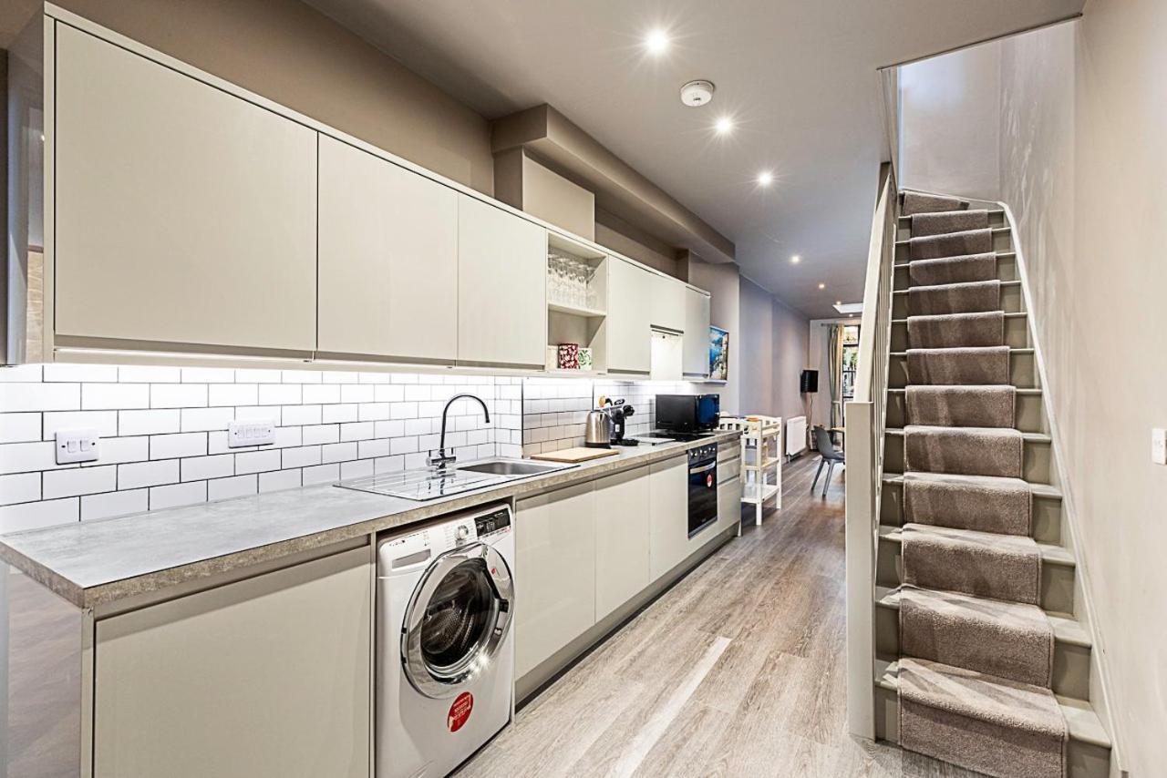 Stunning 5 Bed House In Willesden Green! Holiday home *