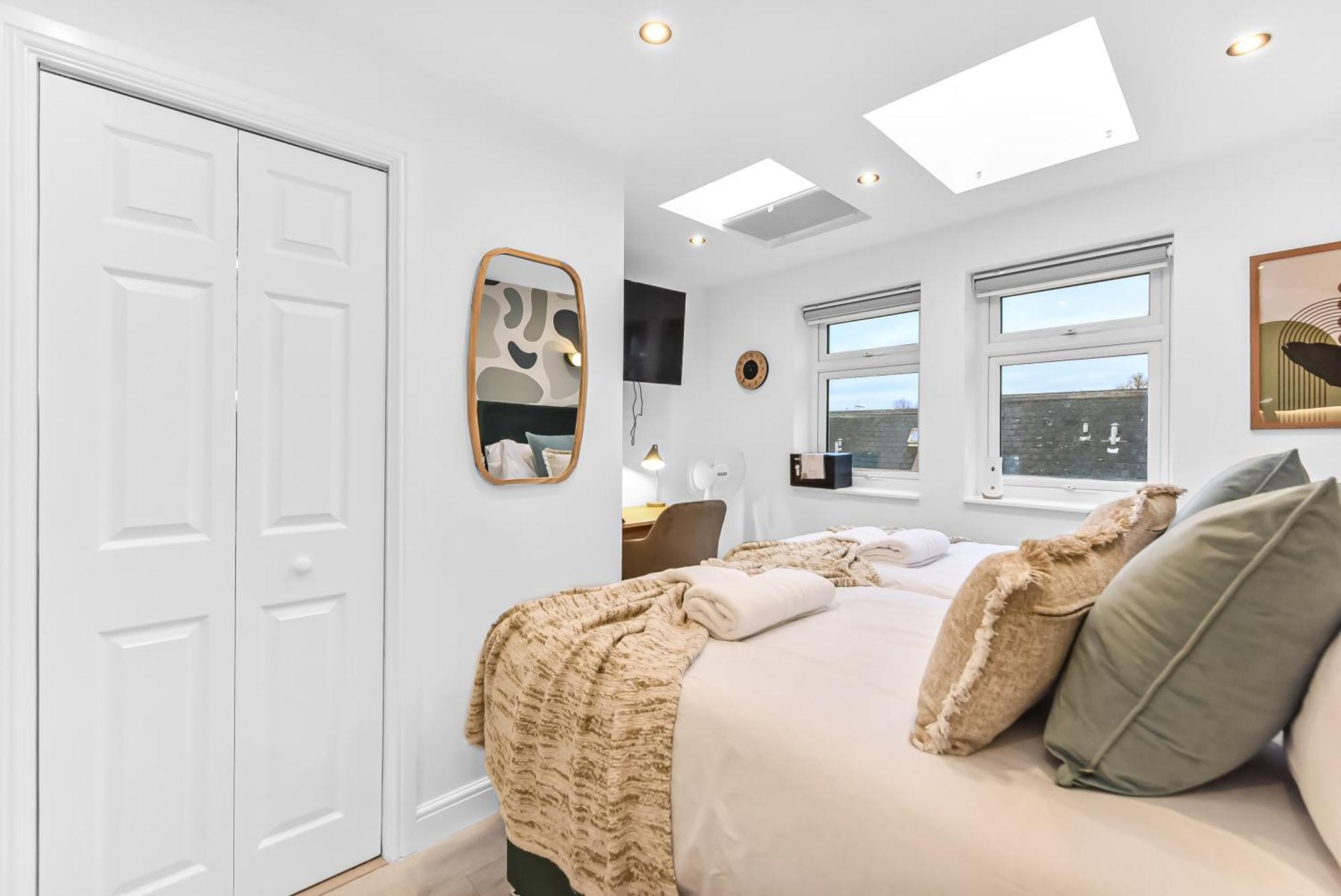 Sleek & Modern Getaway With Artistic Flair London