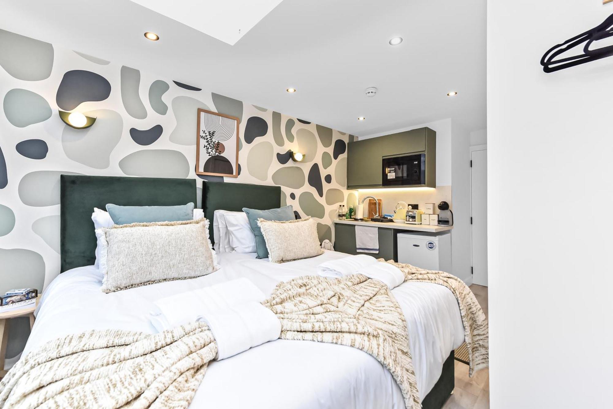 Sleek & Modern Getaway With Artistic Flair Apartment London