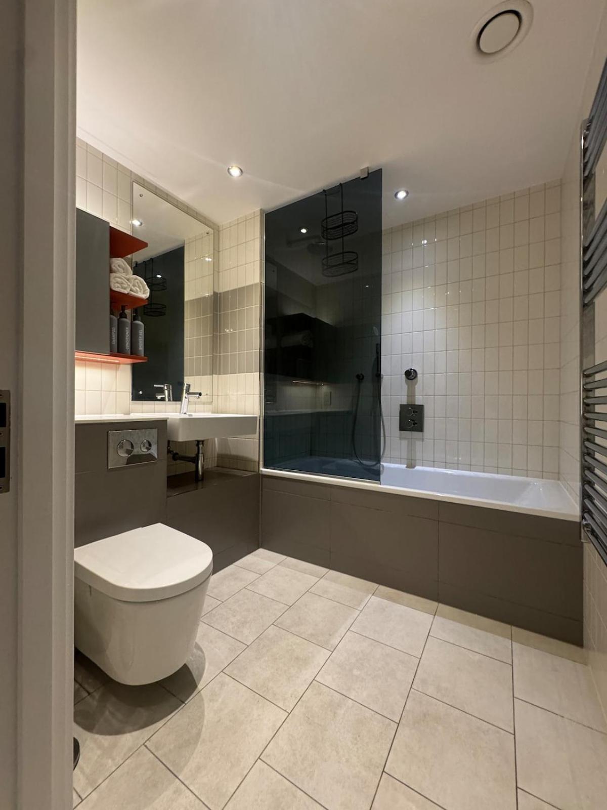Luxury 1 Bedroom In With Free Parking Londra