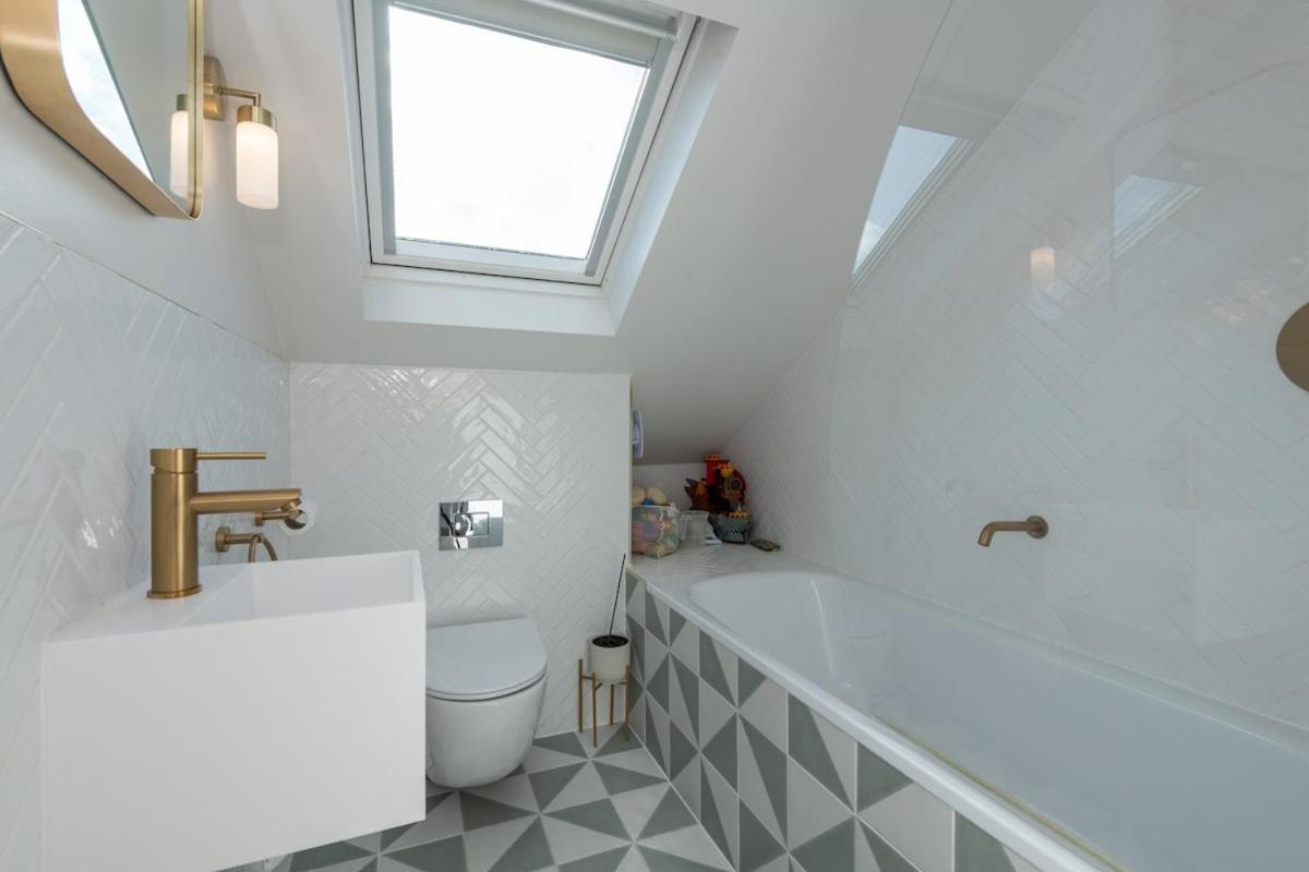 Newly Renovated 4 Bed - North * Londra