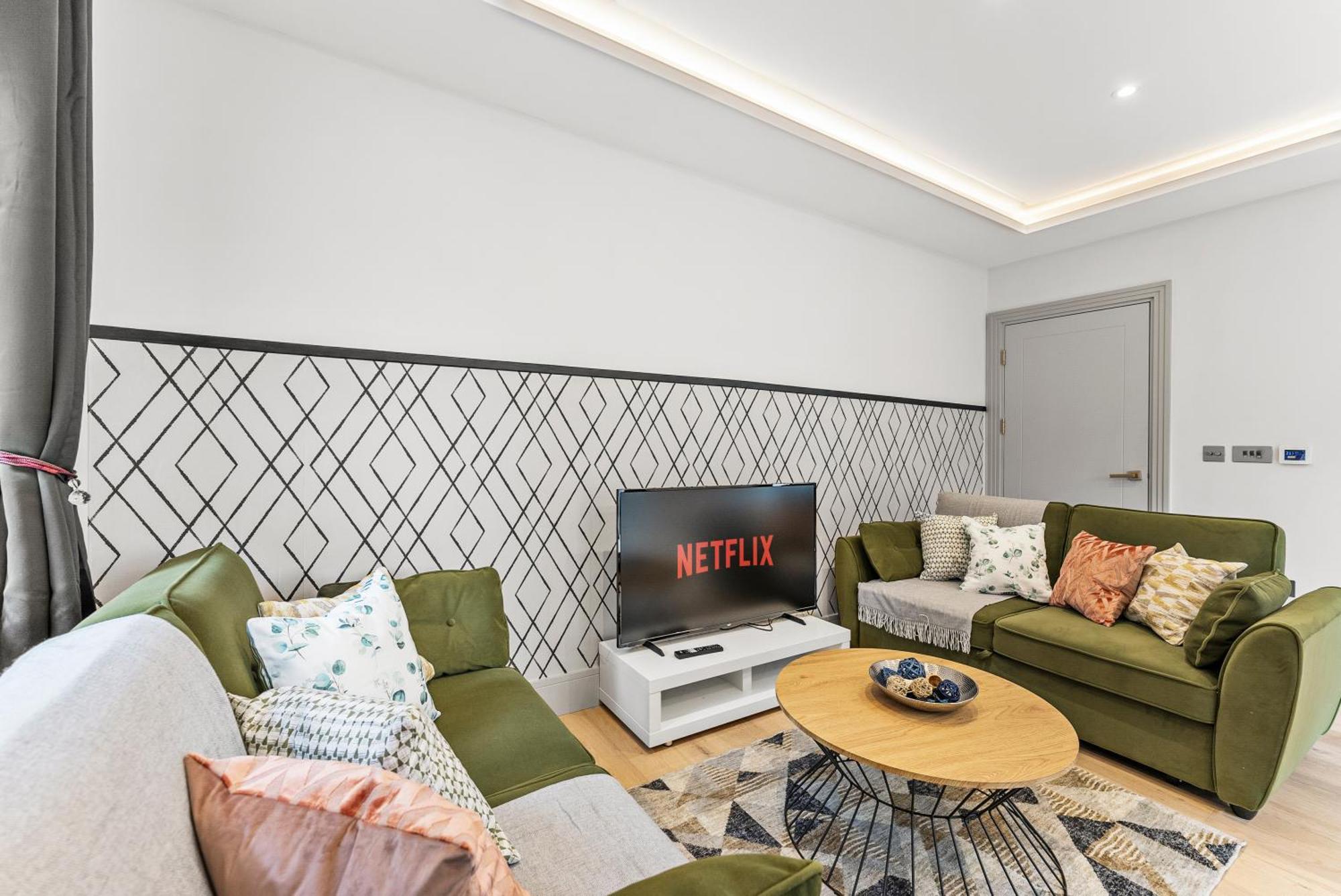 Stunning 2 Bed Flat In - Sleeps 8 -balcony Leilighet London