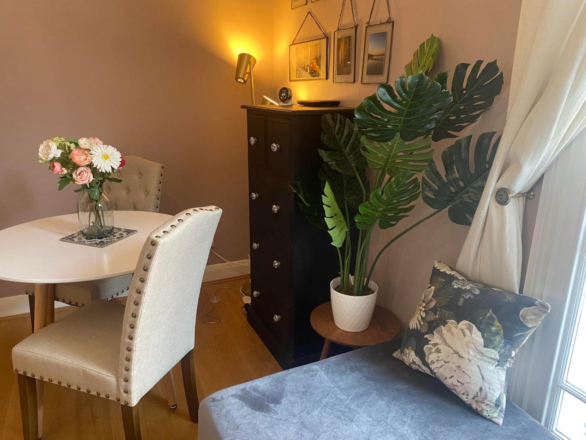 Cosy And Stylish With Balcony Apartment London