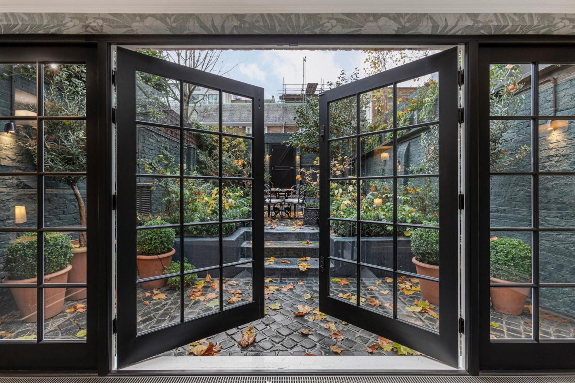 37 Cadogan Place Exquisite Maisonette * London