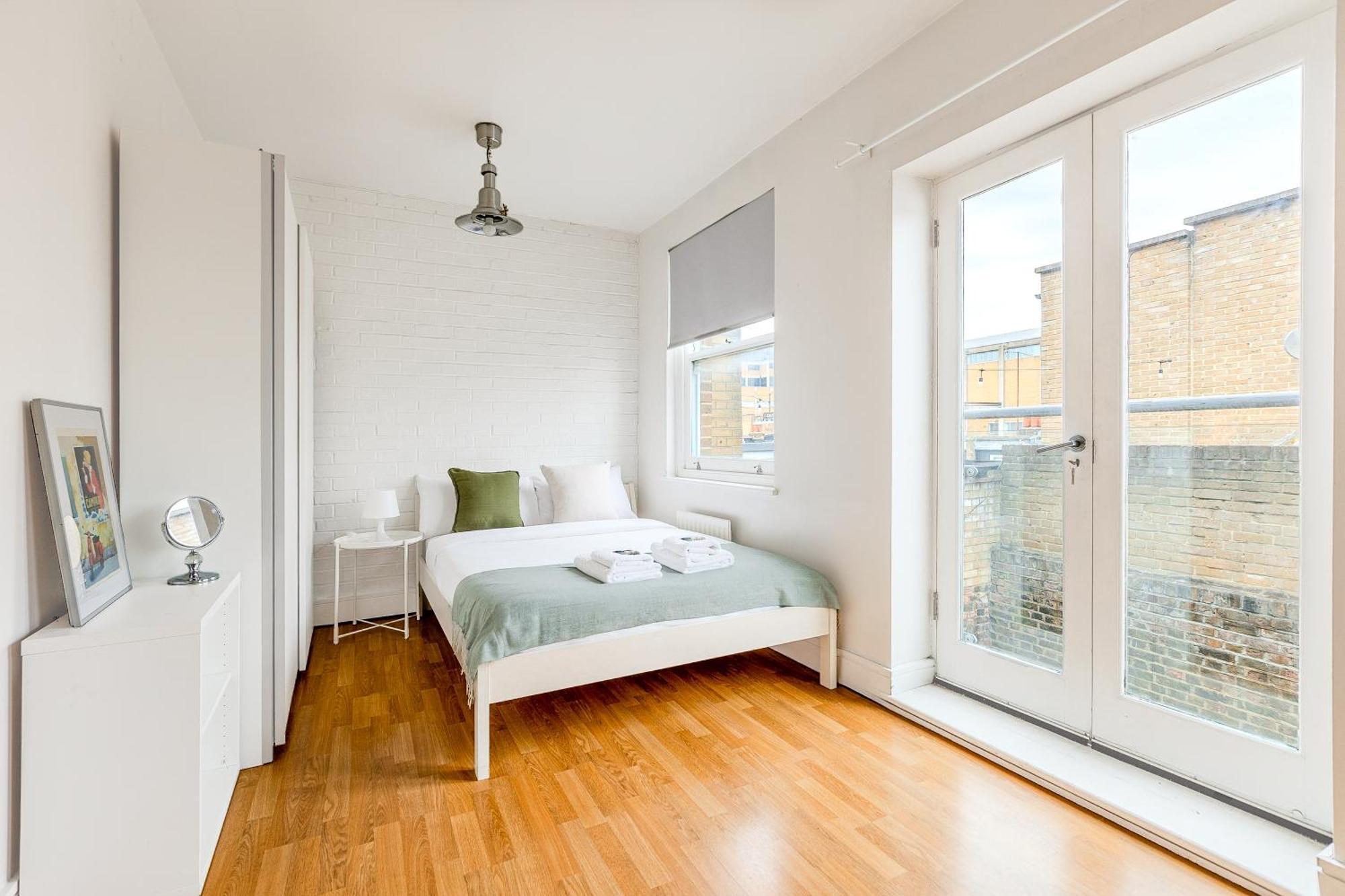 Lit & Airy In Vibrant Spitalfields Apartment