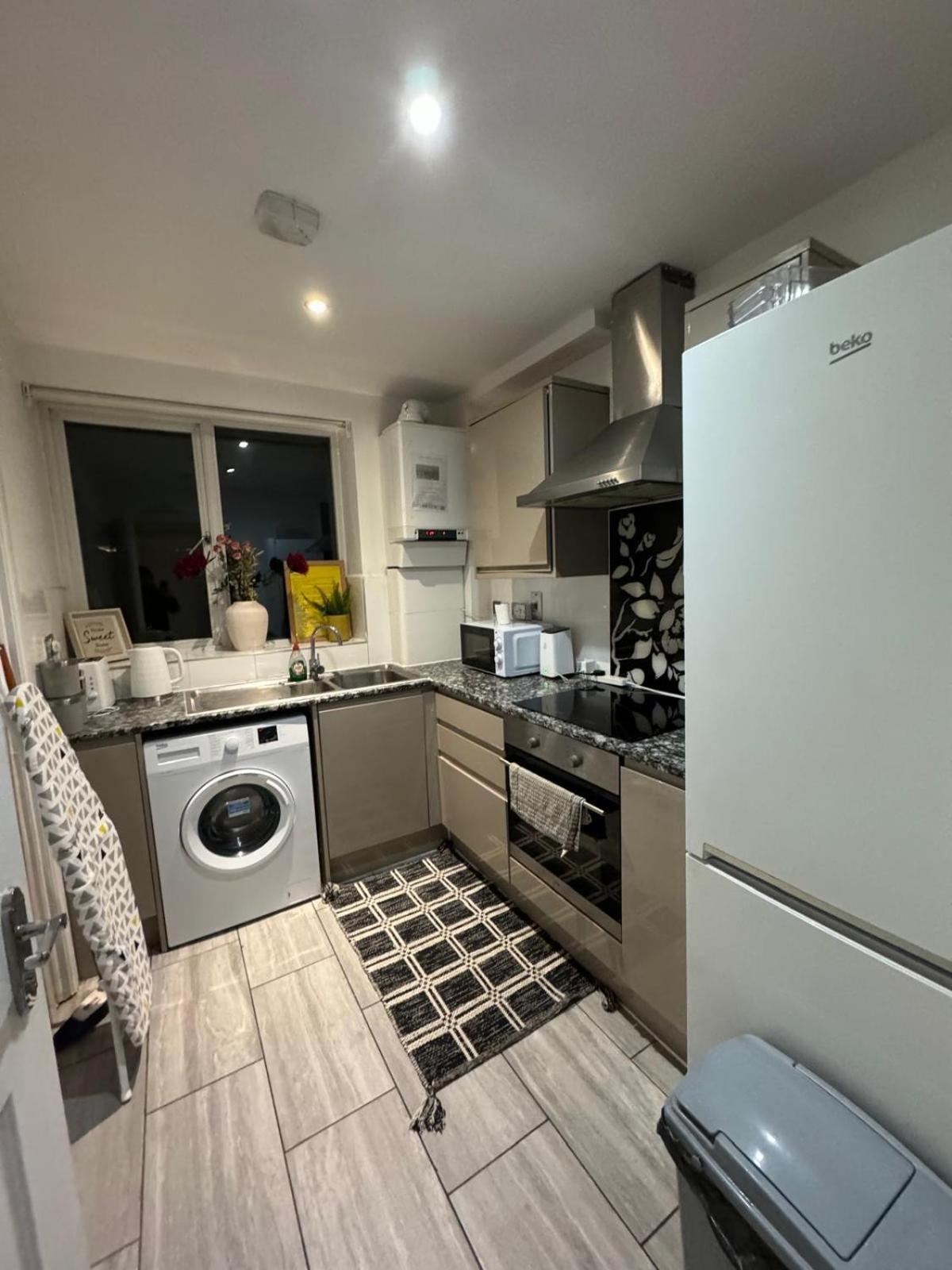 Spacious 2 Bedroom Flat In Tower Bridge! E1 Apartment