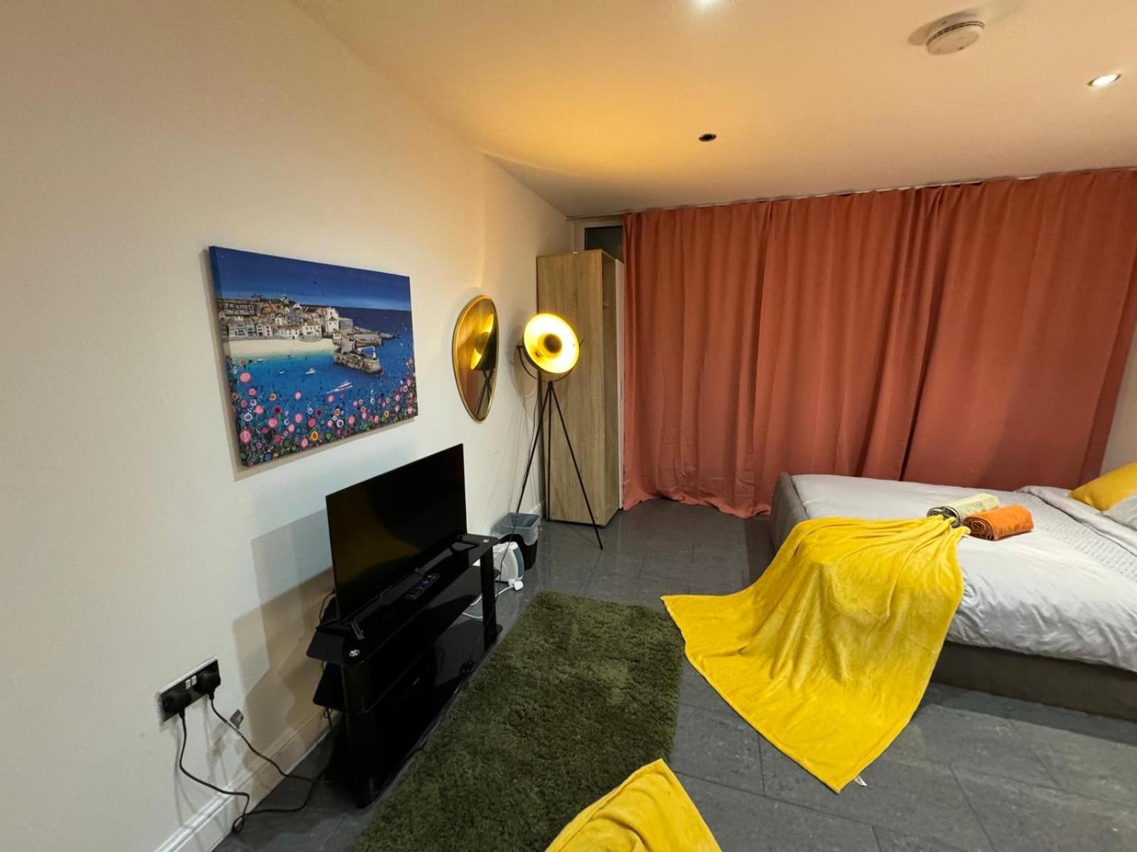 Spacious 2 Bedroom Flat In Tower Bridge! E1 Apartment *