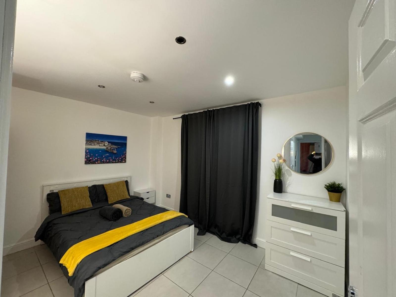 Spacious 2 Bedroom Flat In Tower Bridge! E1 Apartment London