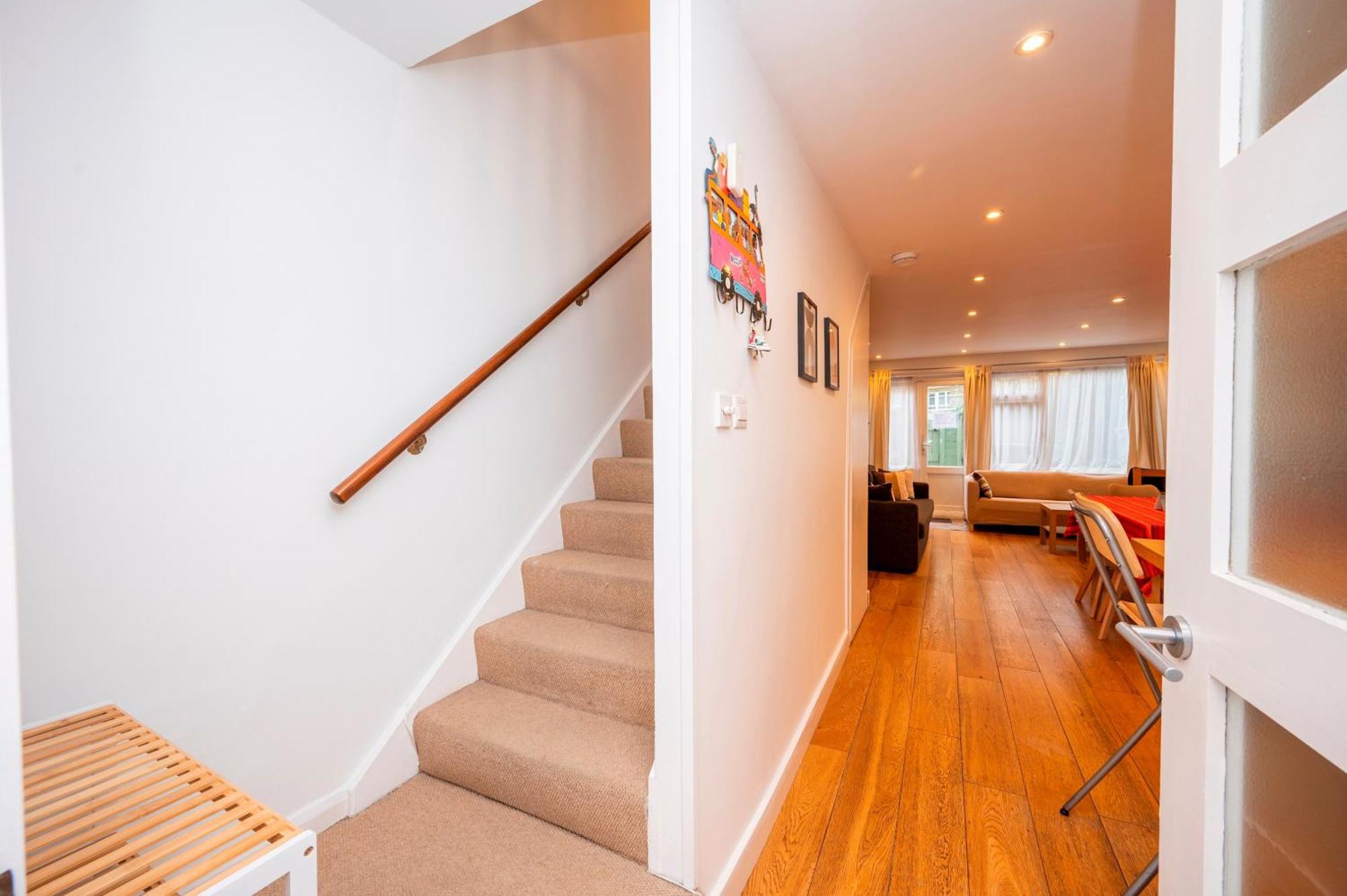 Pass The Keys Spacious 2br W Free Parking Patio Near Tube Vakantiehuis Londen