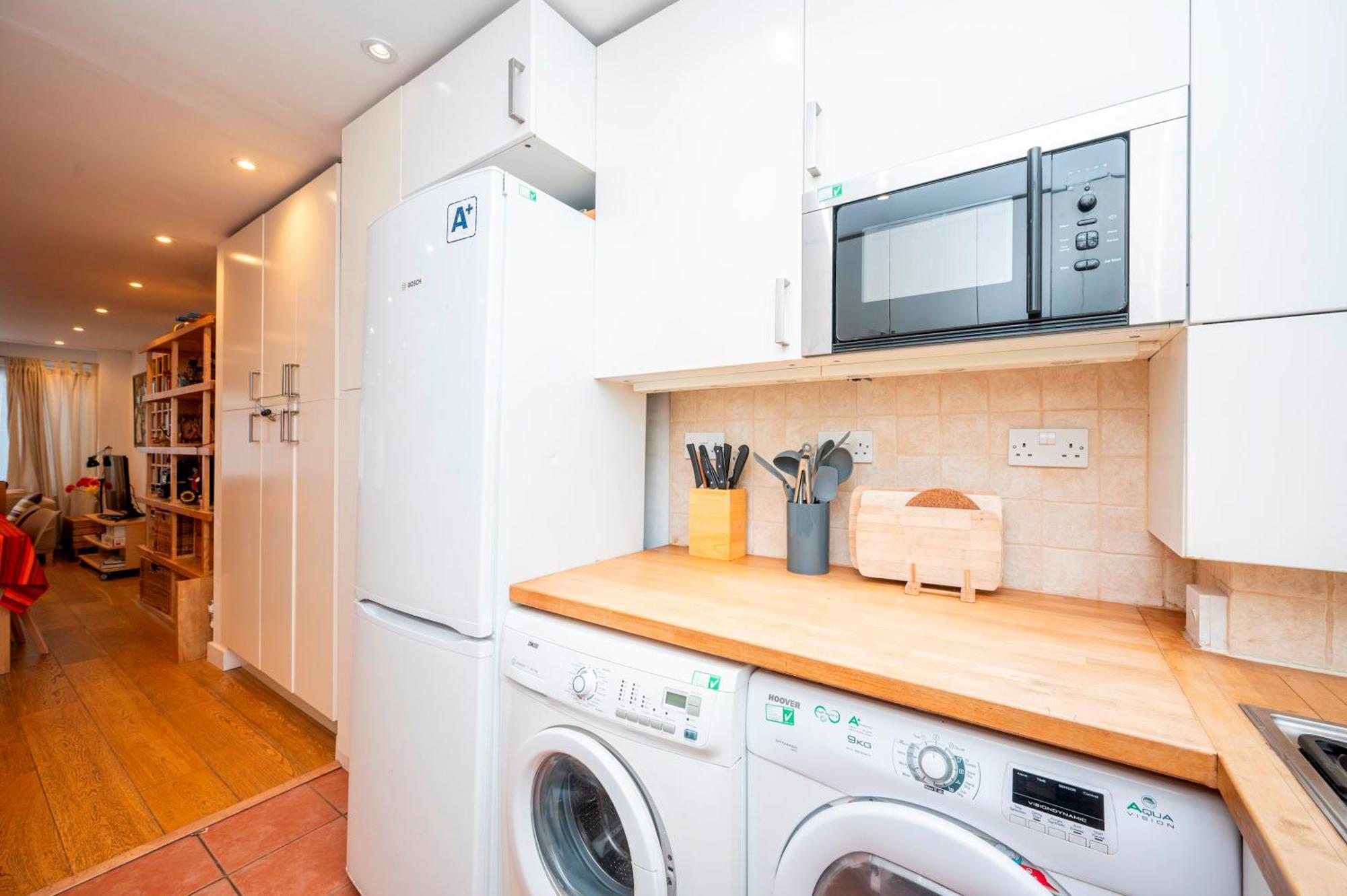 Pass The Keys Spacious 2br W Free Parking Patio Near Tube Vakantiehuis *