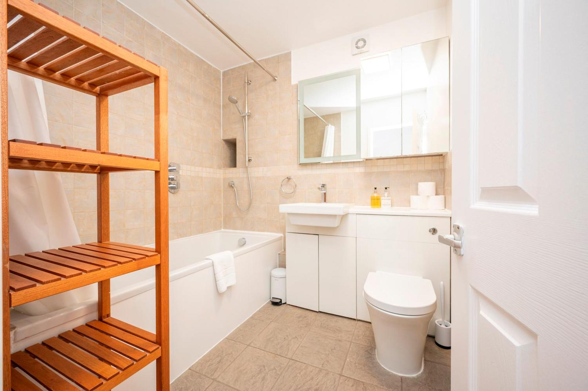 Pass The Keys Spacious 2br W Free Parking Patio Near Tube * Londen