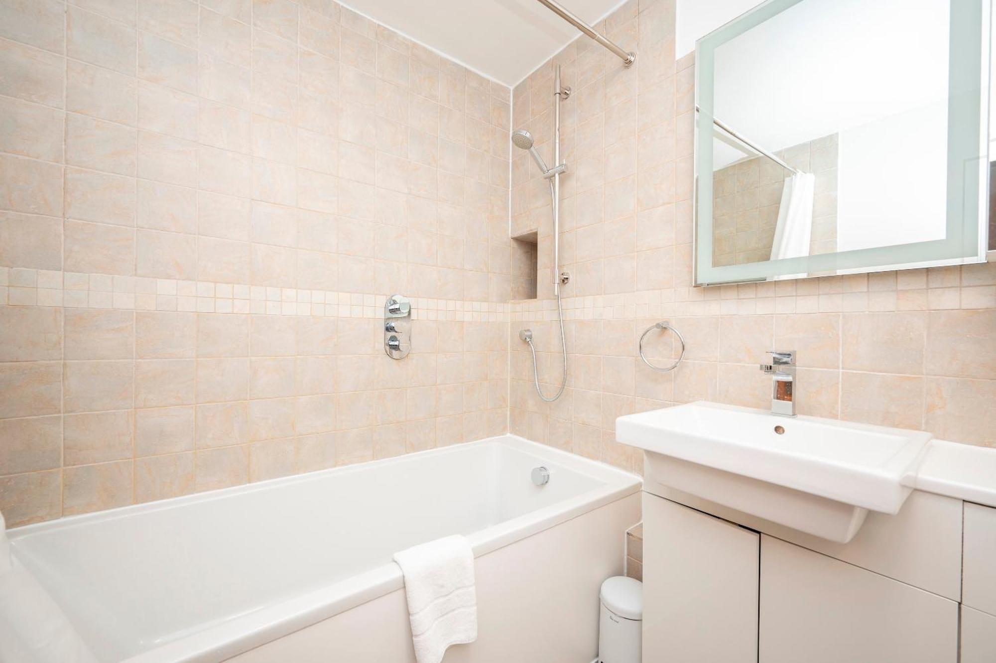 Pass The Keys Spacious 2br W Free Parking Patio Near Tube Vakantiehuis Londen