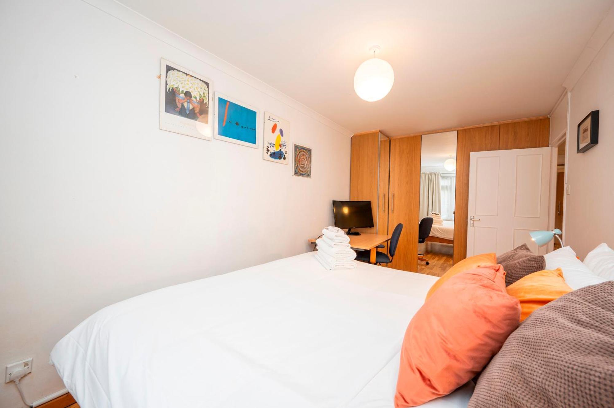 Pass The Keys Spacious 2br W Free Parking Patio Near Tube Vakantiehuis *