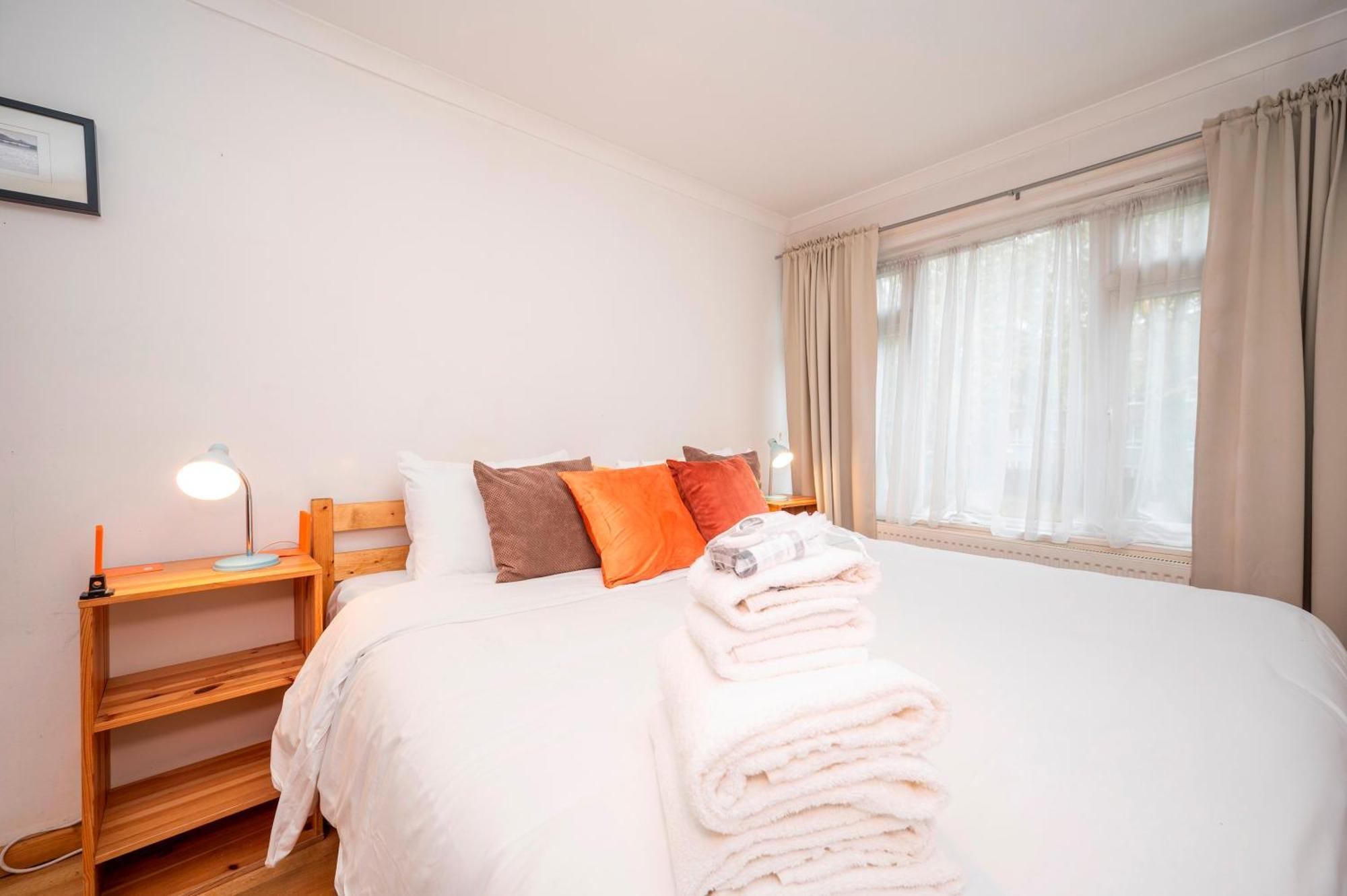 Vakantiehuis Pass The Keys Spacious 2br W Free Parking Patio Near Tube Londen
