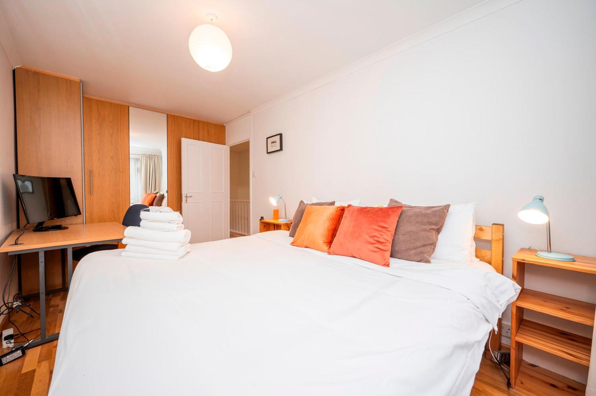 Pass The Keys Spacious 2br W Free Parking Patio Near Tube Vakantiehuis