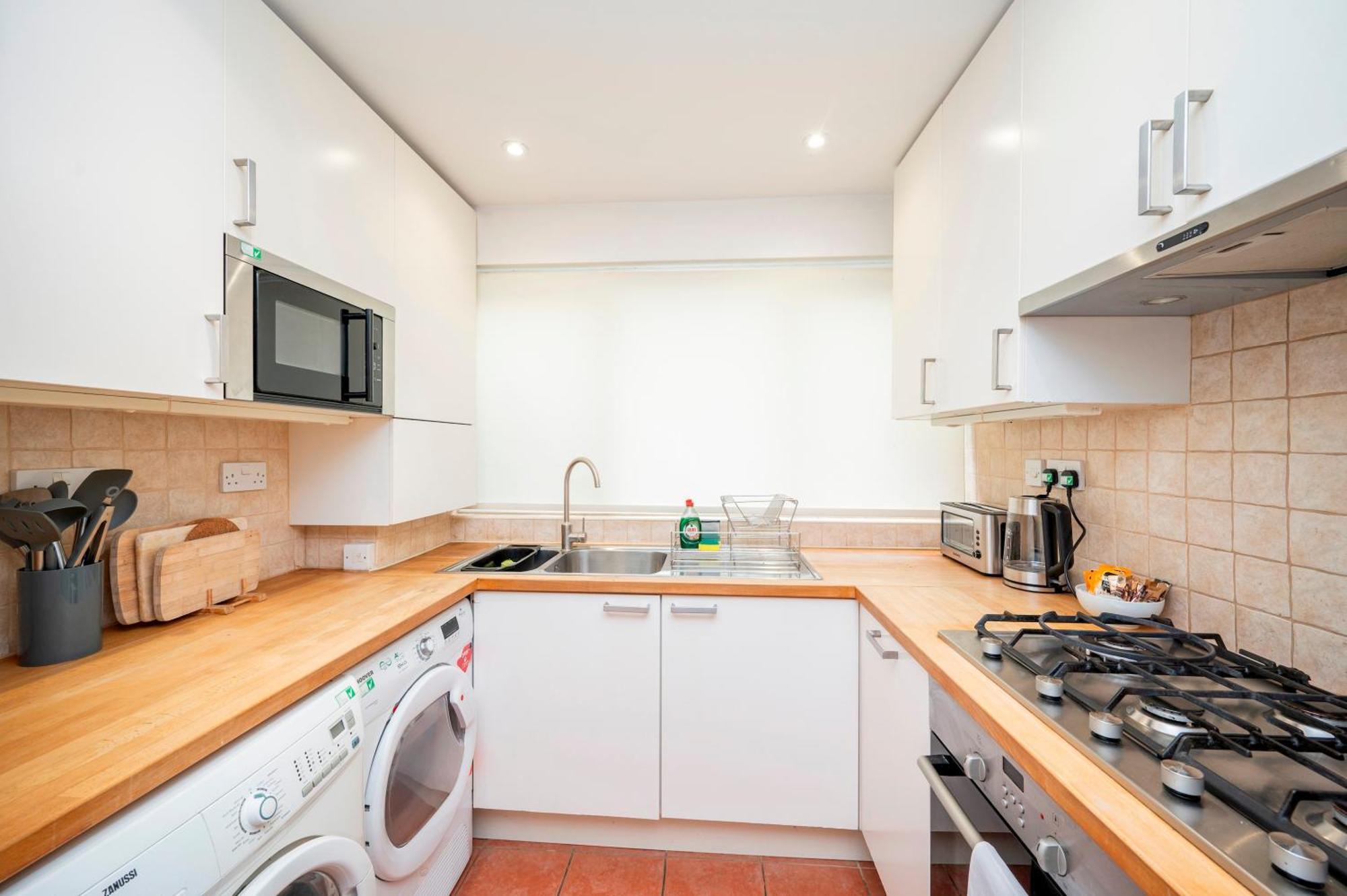 Pass The Keys Spacious 2br W Free Parking Patio Near Tube Vakantiehuis *