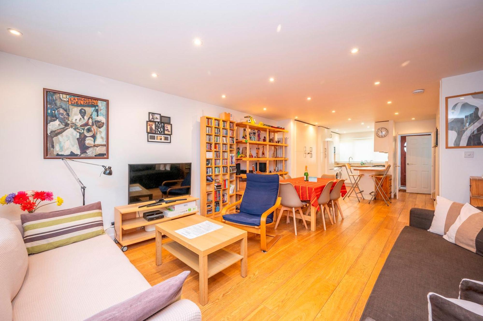 Pass The Keys Spacious 2br W Free Parking Patio Near Tube Vakantiehuis