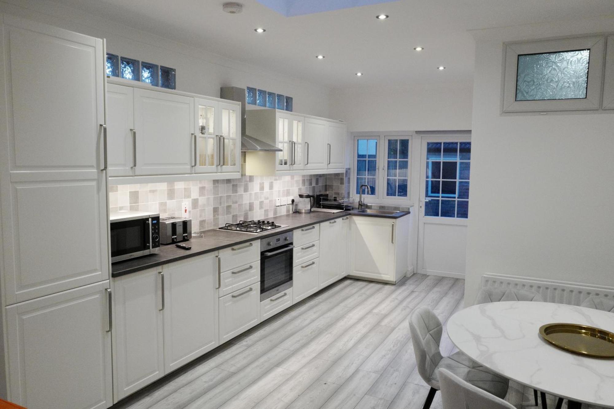 Luxury In Prime Location Steps From Wood Subway