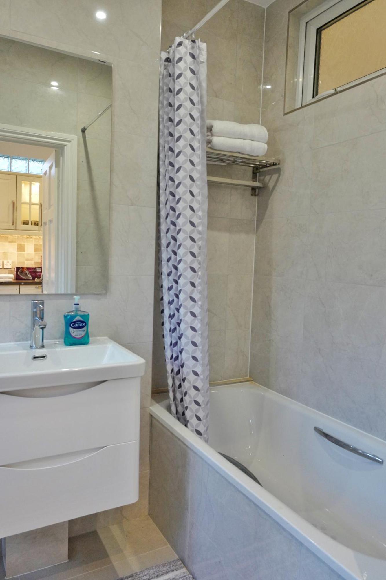 Luxury In Prime Location Steps From Wood Subway Apartment *