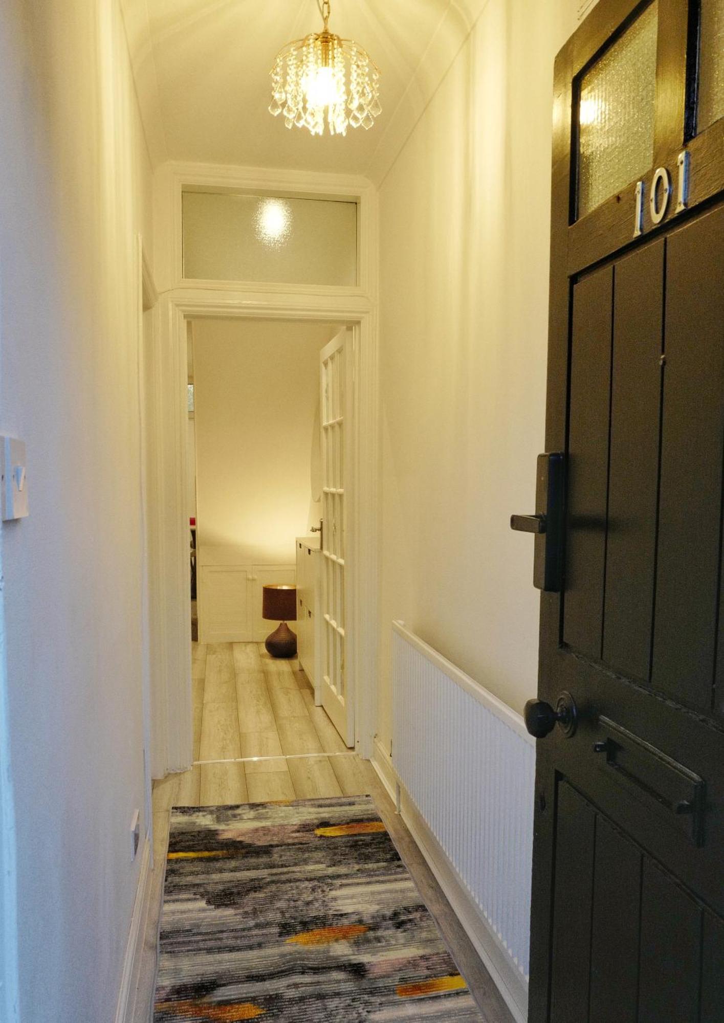 Apartment Luxury In Prime Location Steps From Wood Subway *