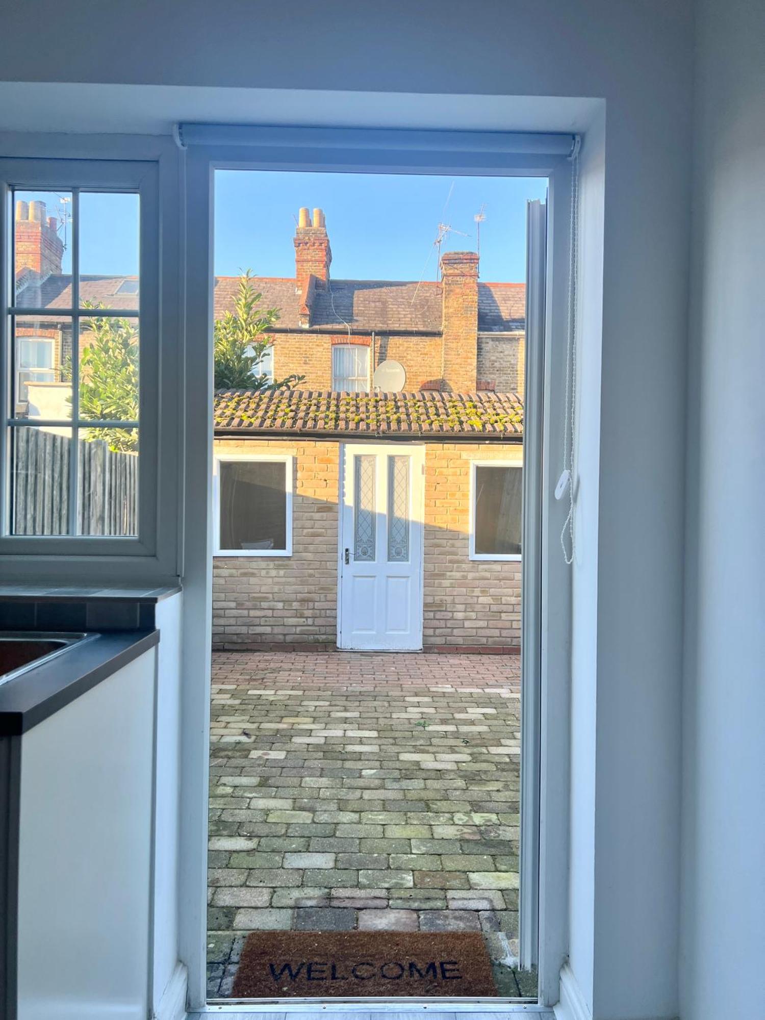 Luxury In Prime Location Steps From Wood Subway Apartment *