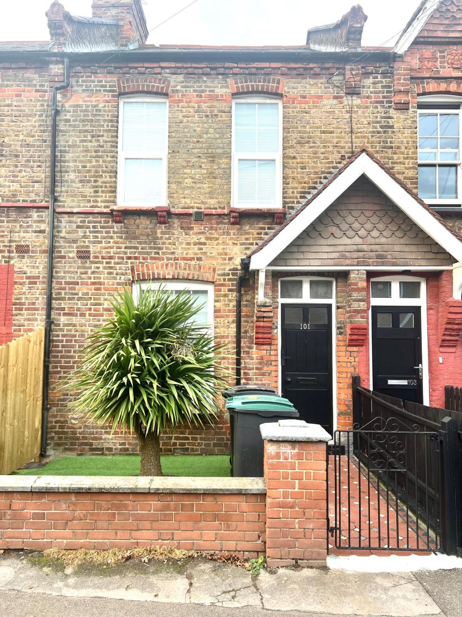 Luxury In Prime Location Steps From Wood Subway *