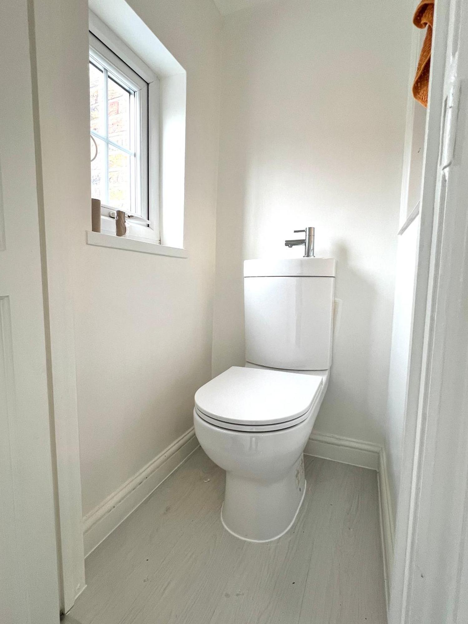 Luxury In Prime Location Steps From Wood Subway Apartment