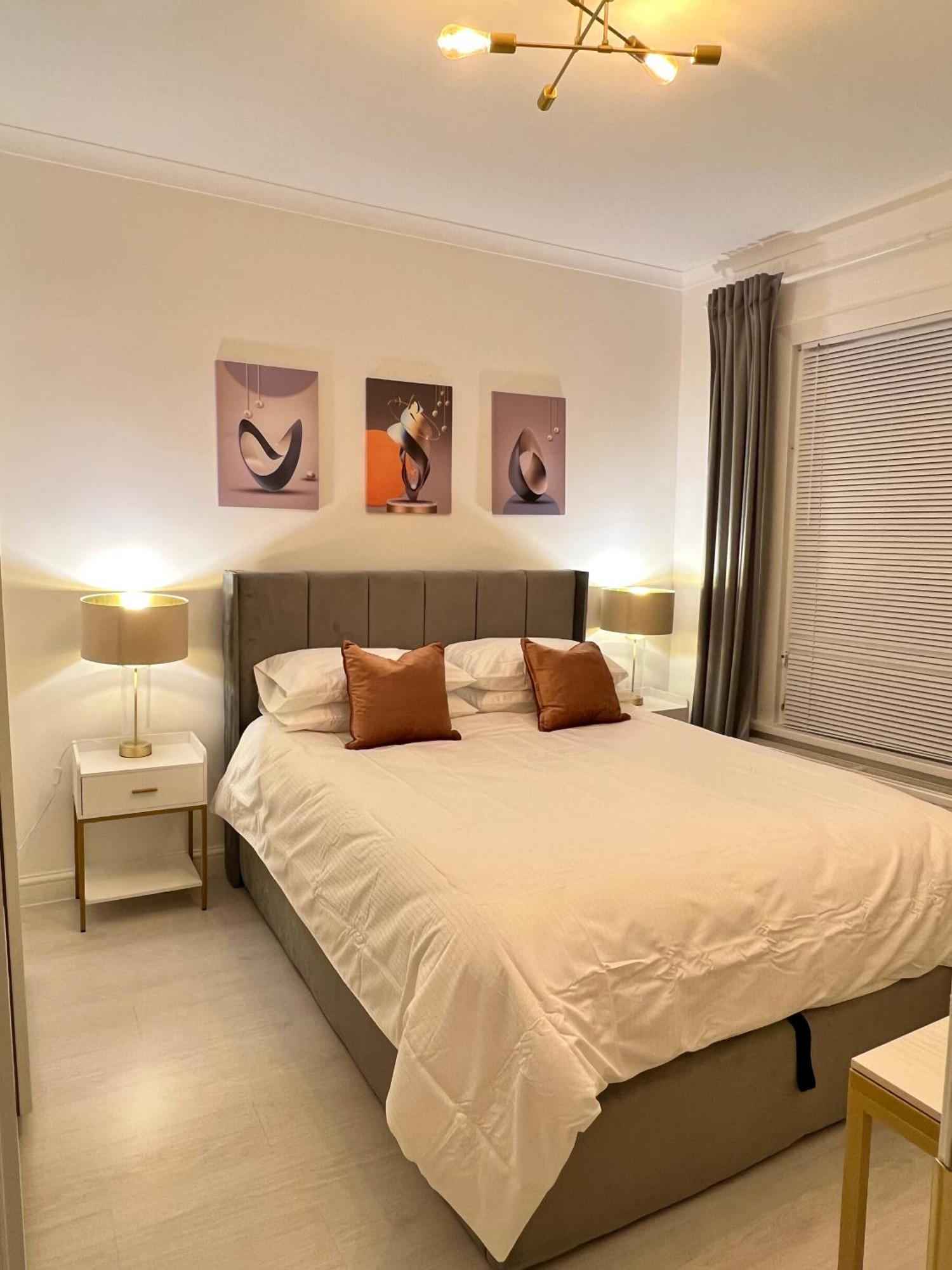 Luxury In Prime Location Steps From Wood Subway Apartment *
