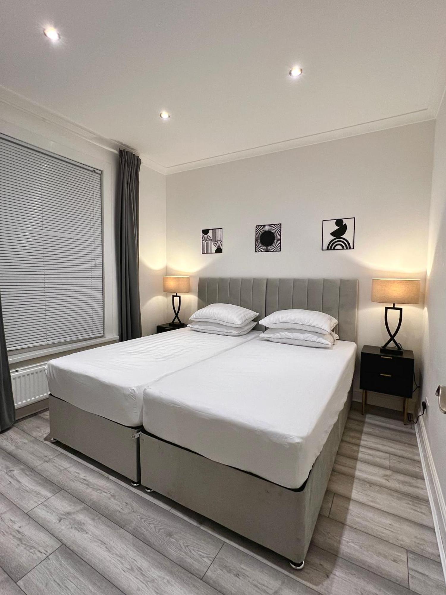 Luxury In Prime Location Steps From Wood Subway * London