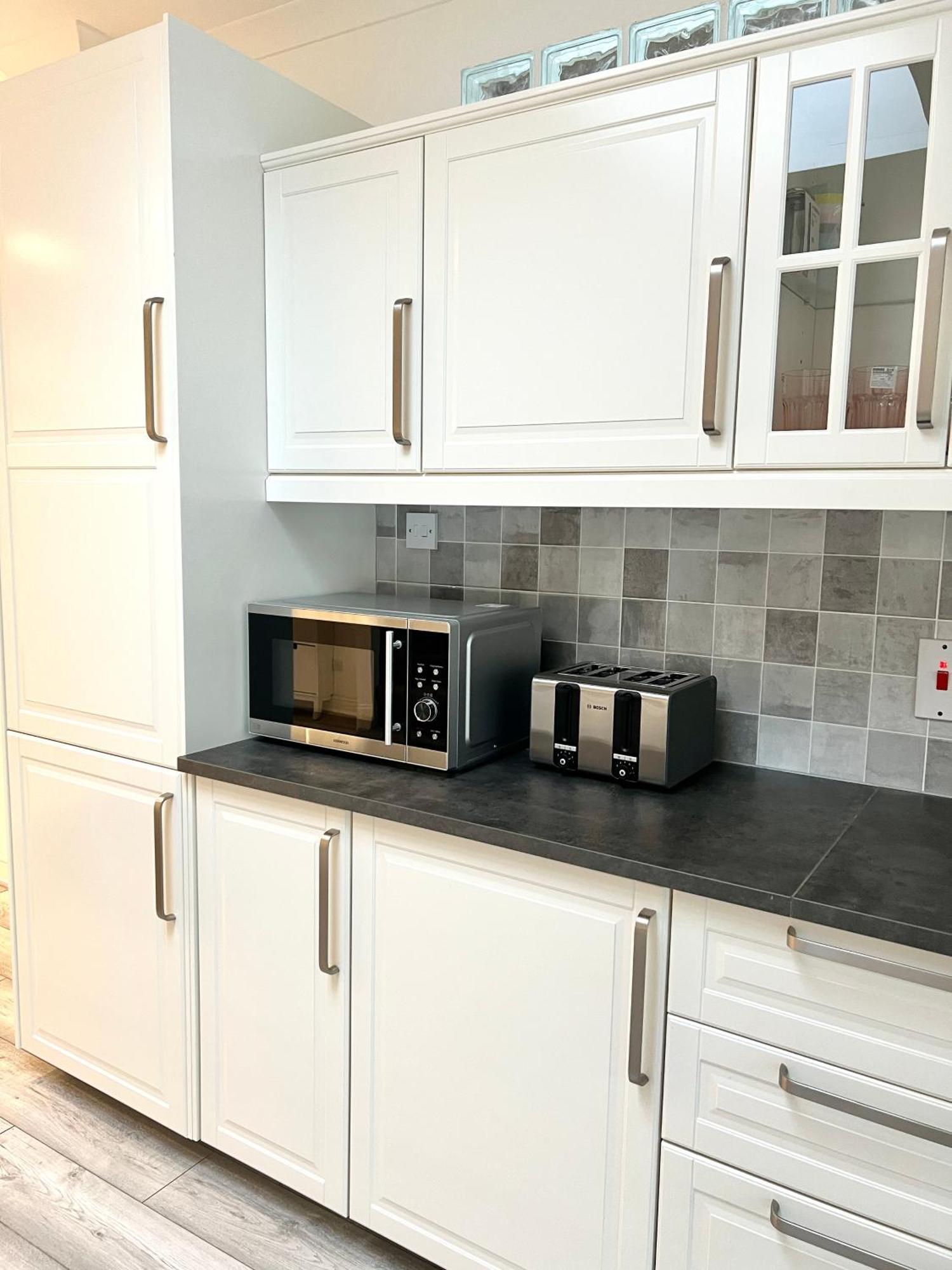 Apartment Luxury In Prime Location Steps From Wood Subway London