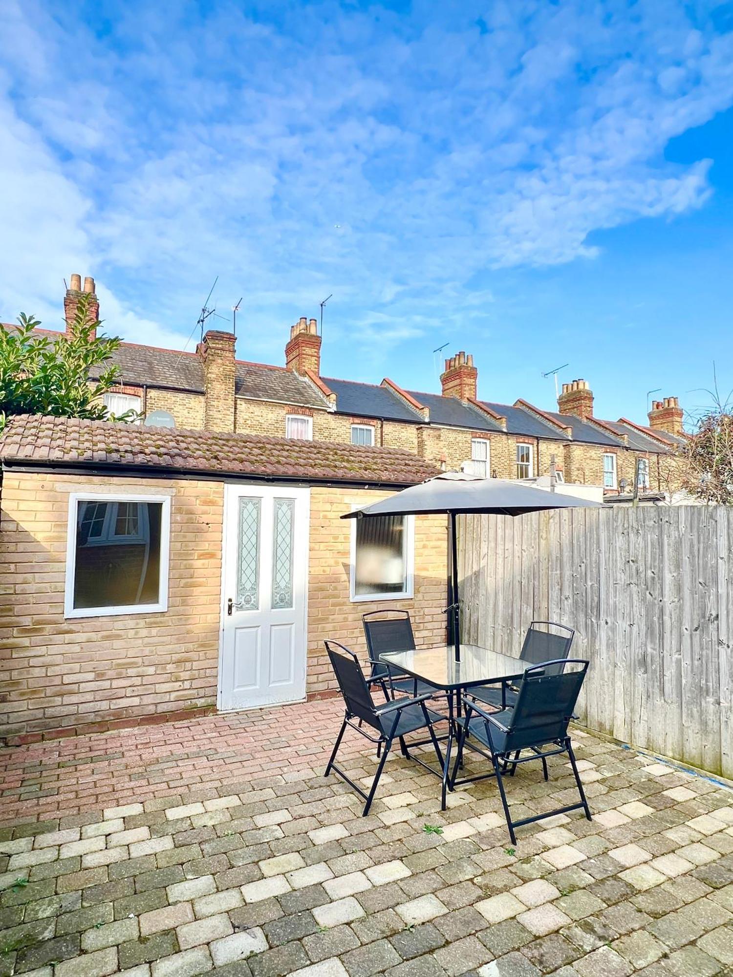 Luxury In Prime Location Steps From Wood Subway Apartment London
