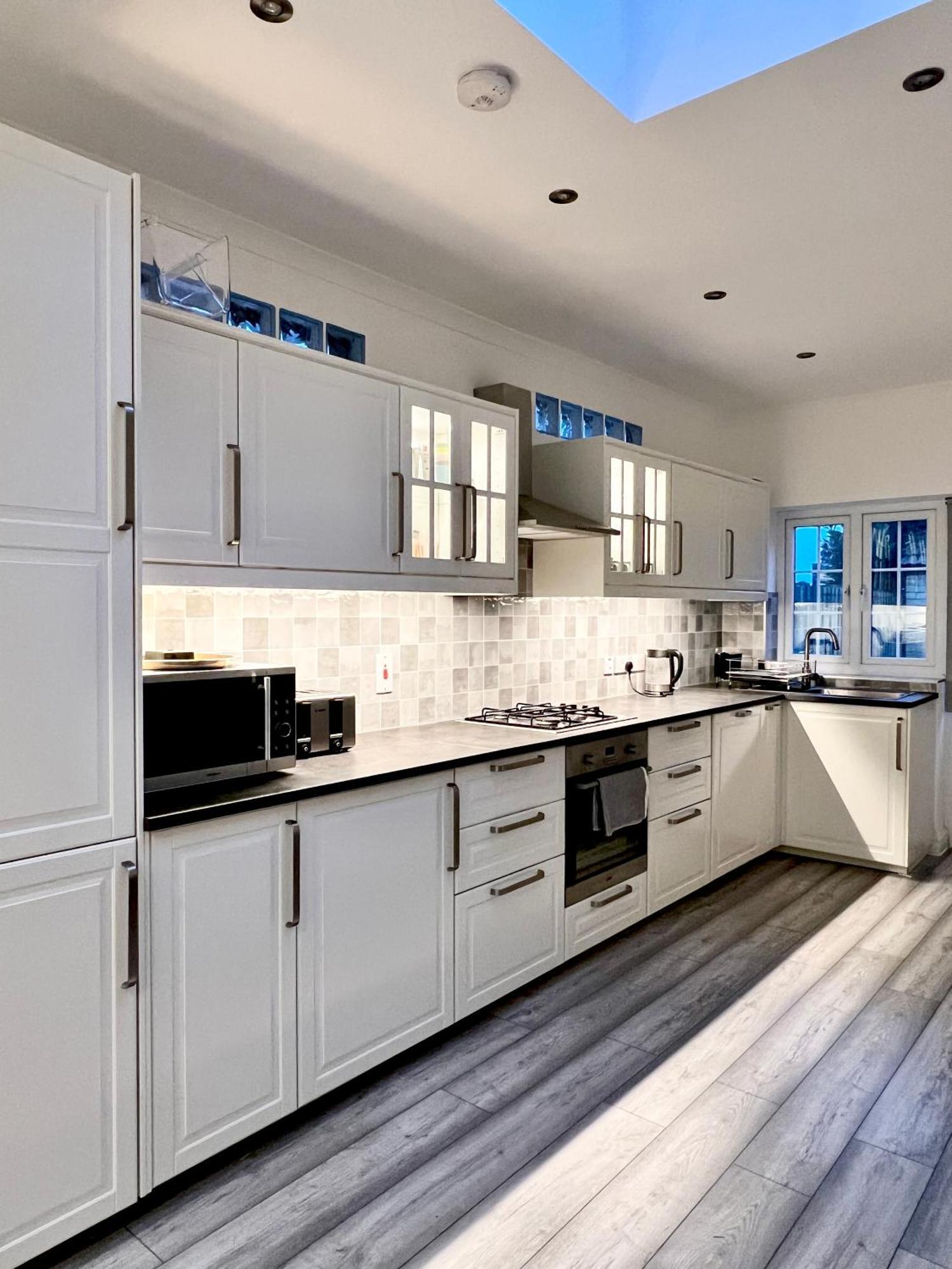 Apartment Luxury In Prime Location Steps From Wood Subway London