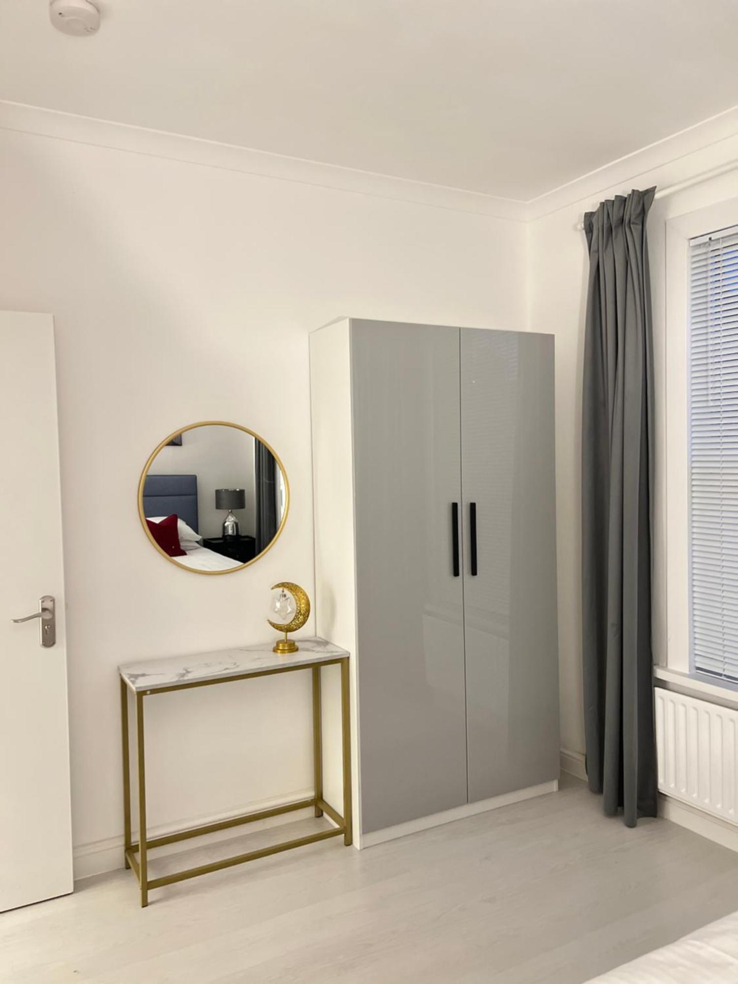 Luxury In Prime Location Steps From Wood Subway *
