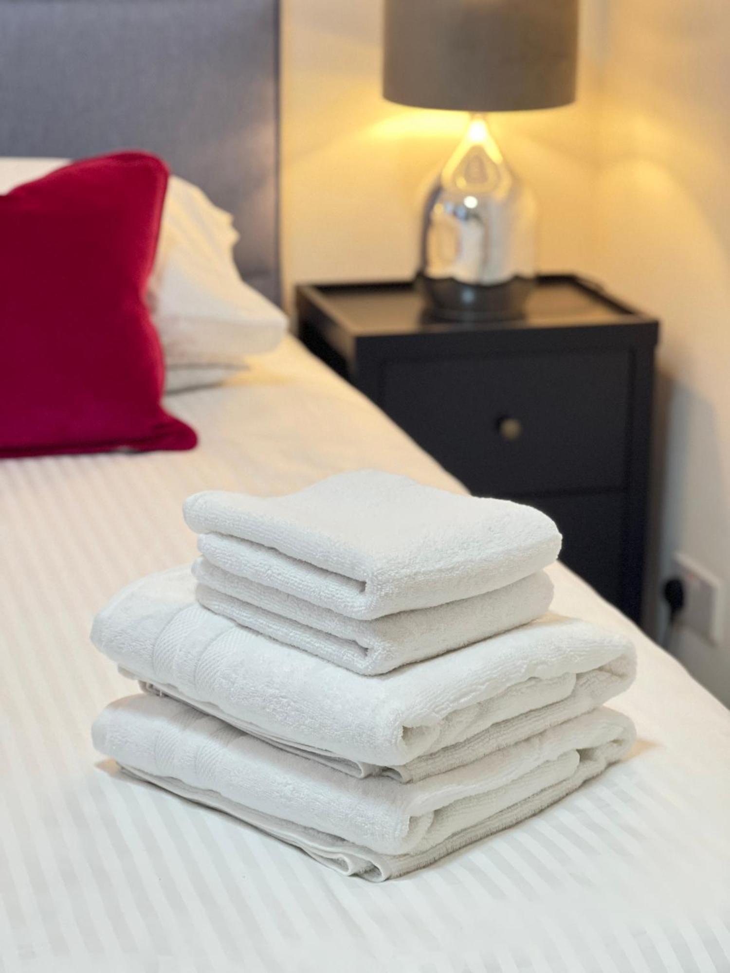 Luxury In Prime Location Steps From Wood Subway London
