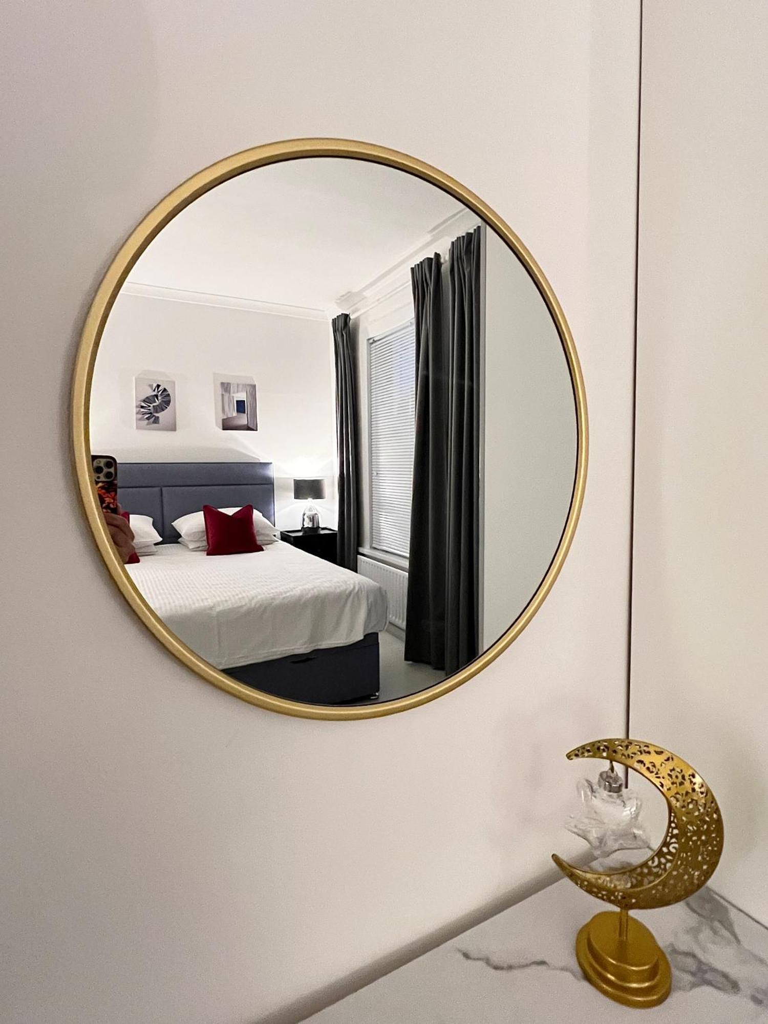 Luxury In Prime Location Steps From Wood Subway Apartment *