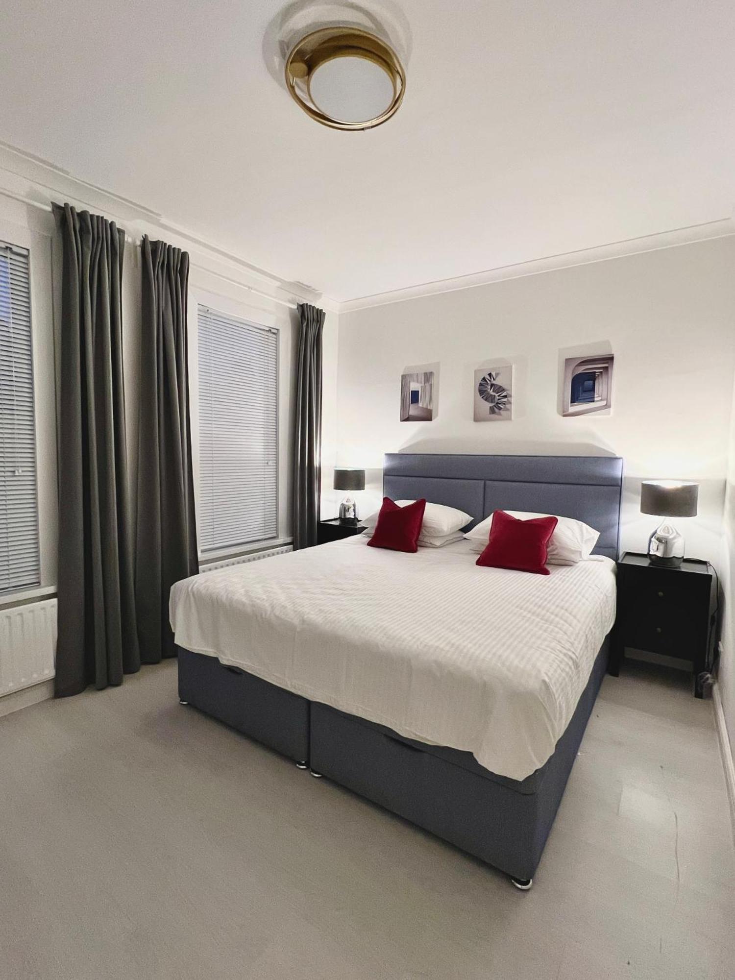 Apartment Luxury In Prime Location Steps From Wood Subway *