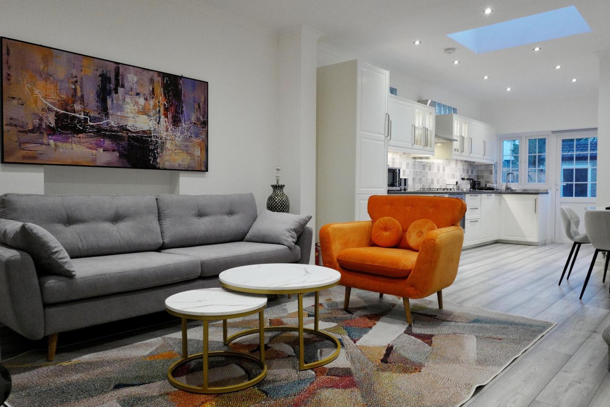 Luxury In Prime Location Steps From Wood Subway Apartment