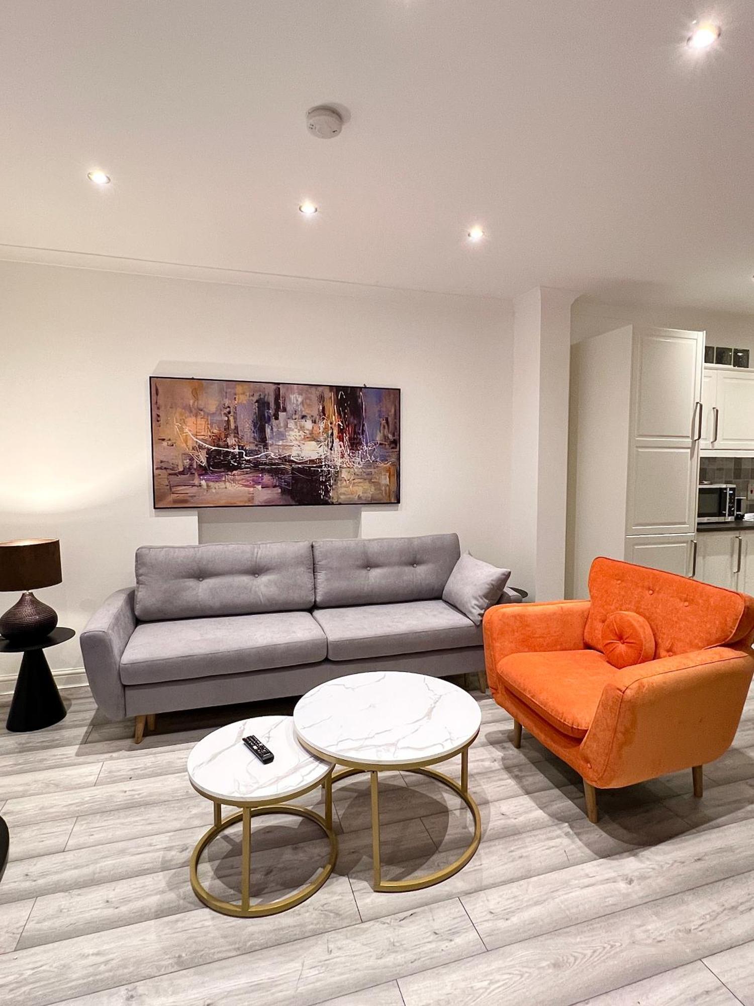 Luxury In Prime Location Steps From Wood Subway Apartment London