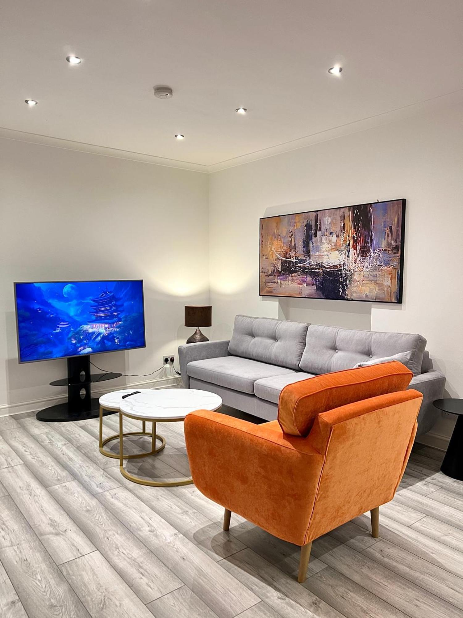 Luxury In Prime Location Steps From Wood Subway Apartment London