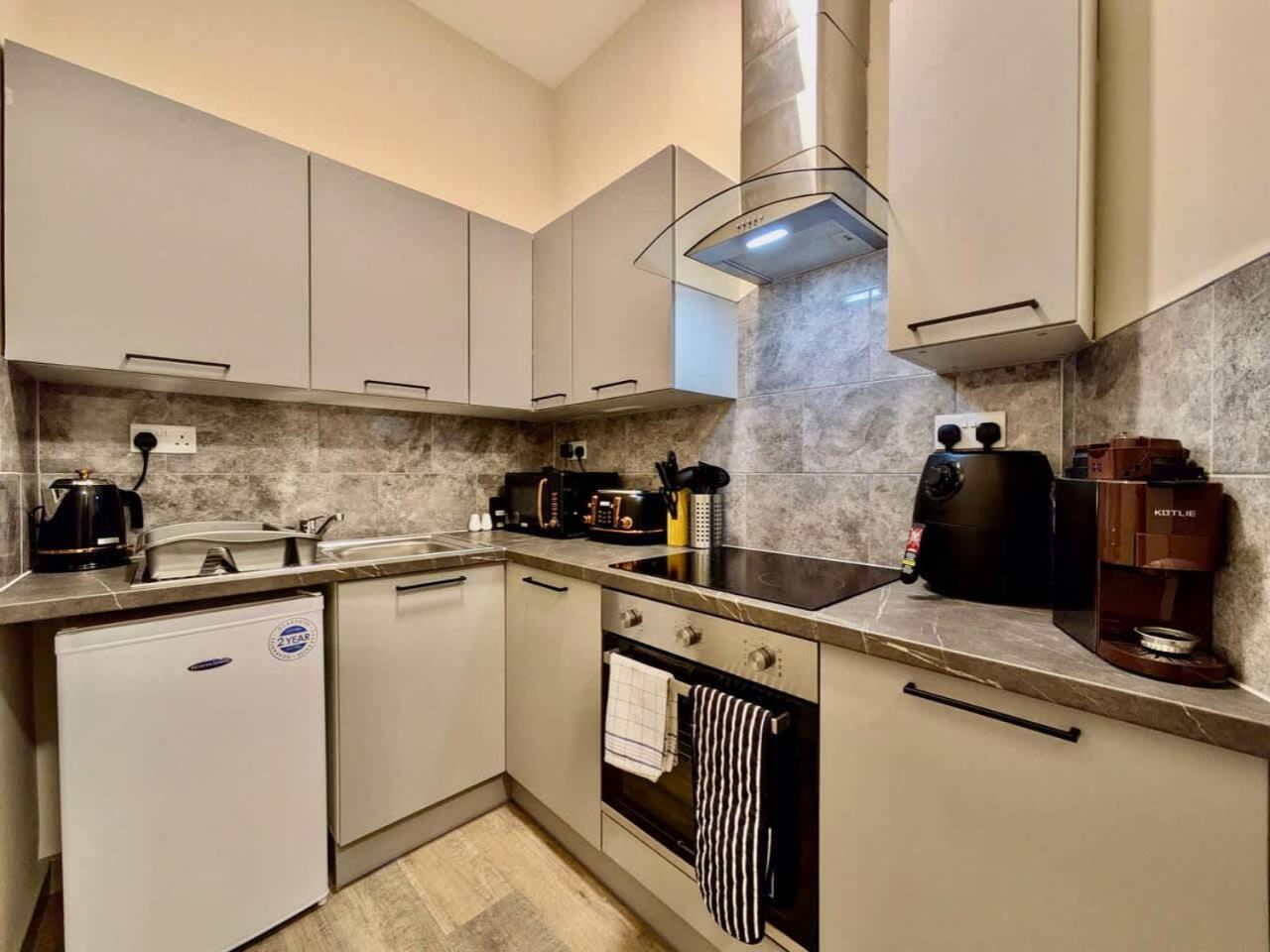 Fast Wifi Desk Netflix 13min To Battersea Park Wd Apartment London