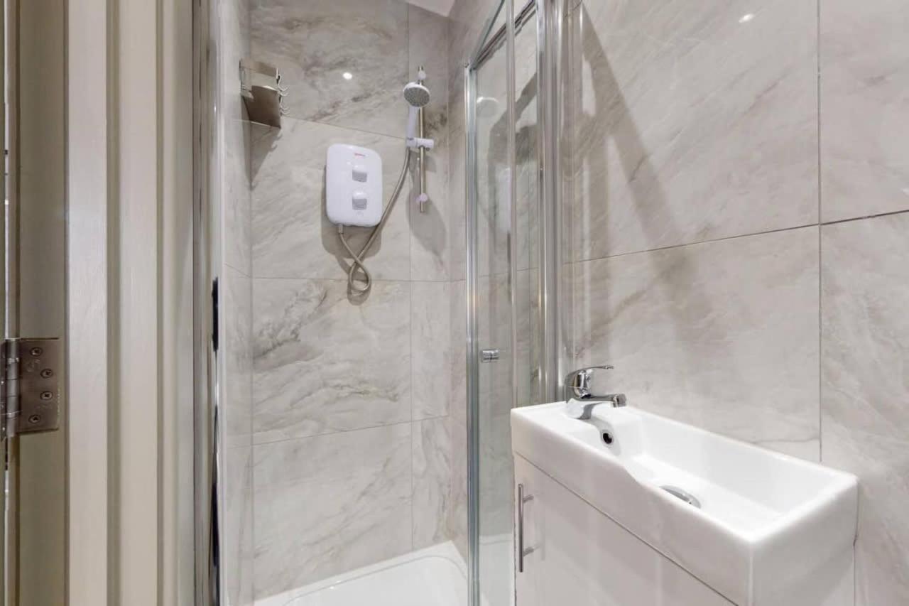 Fast Wifi Desk Netflix 13min To Battersea Park Wd Apartment