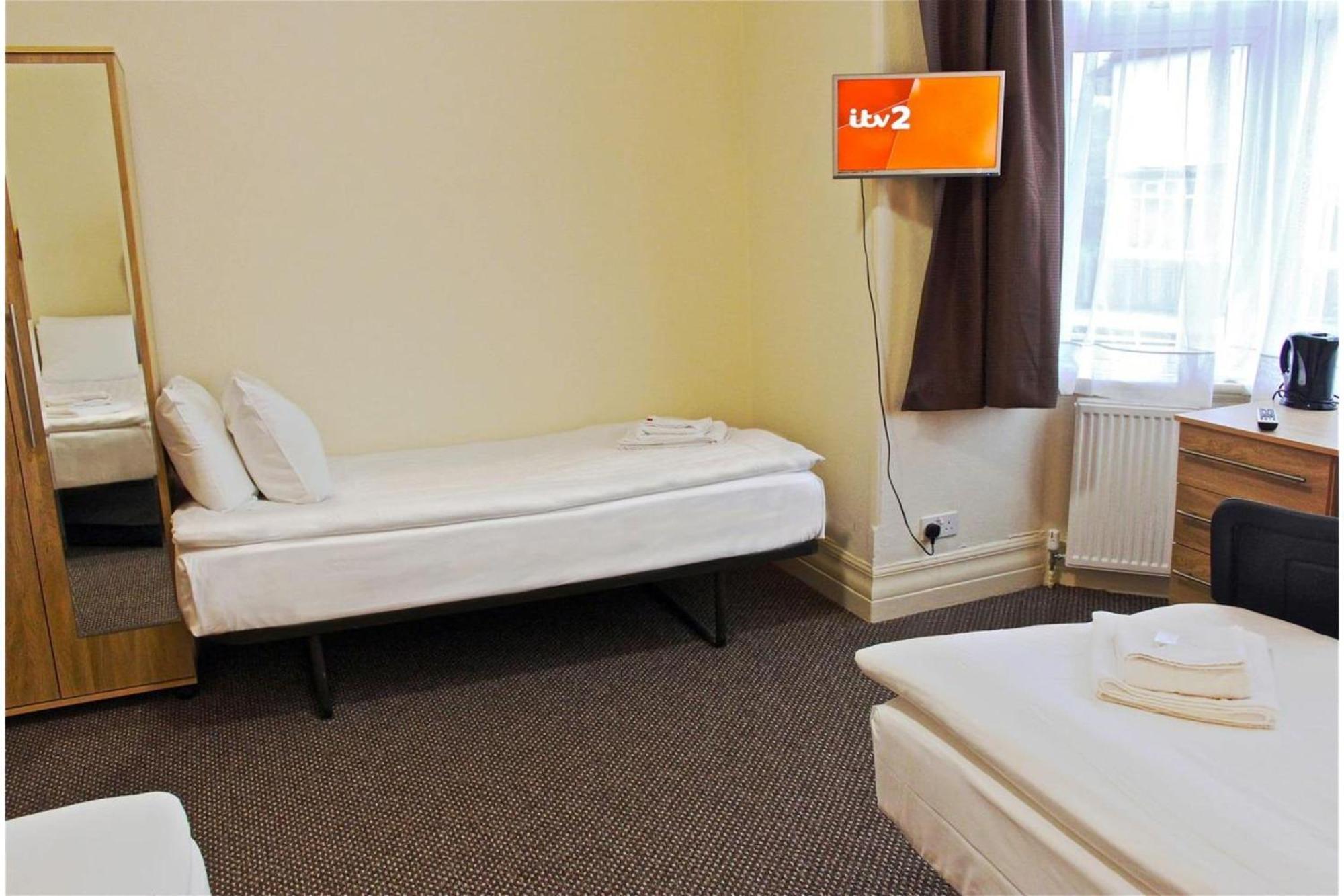 Hotel Oyo Golders 3*