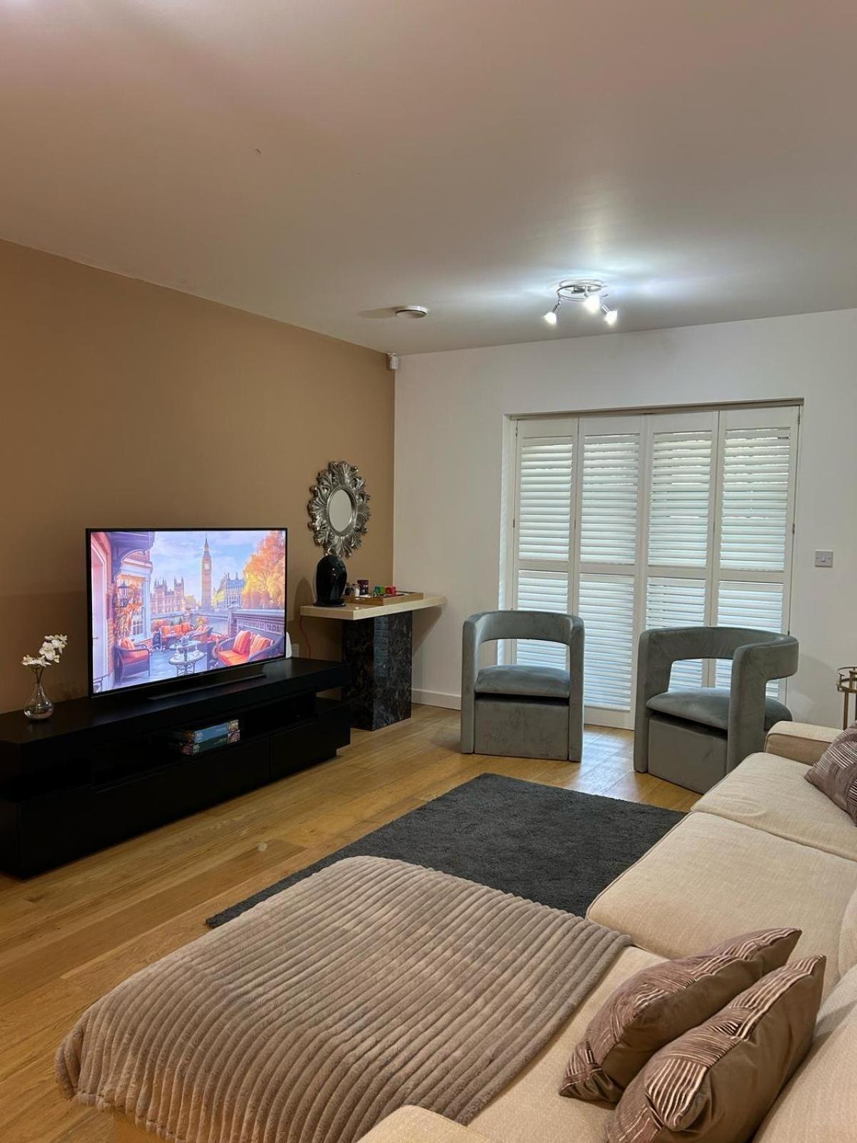 Modern 2-bedroom Flat Near Wembley - 9 Minutes From Park Royal Station Appartamento *