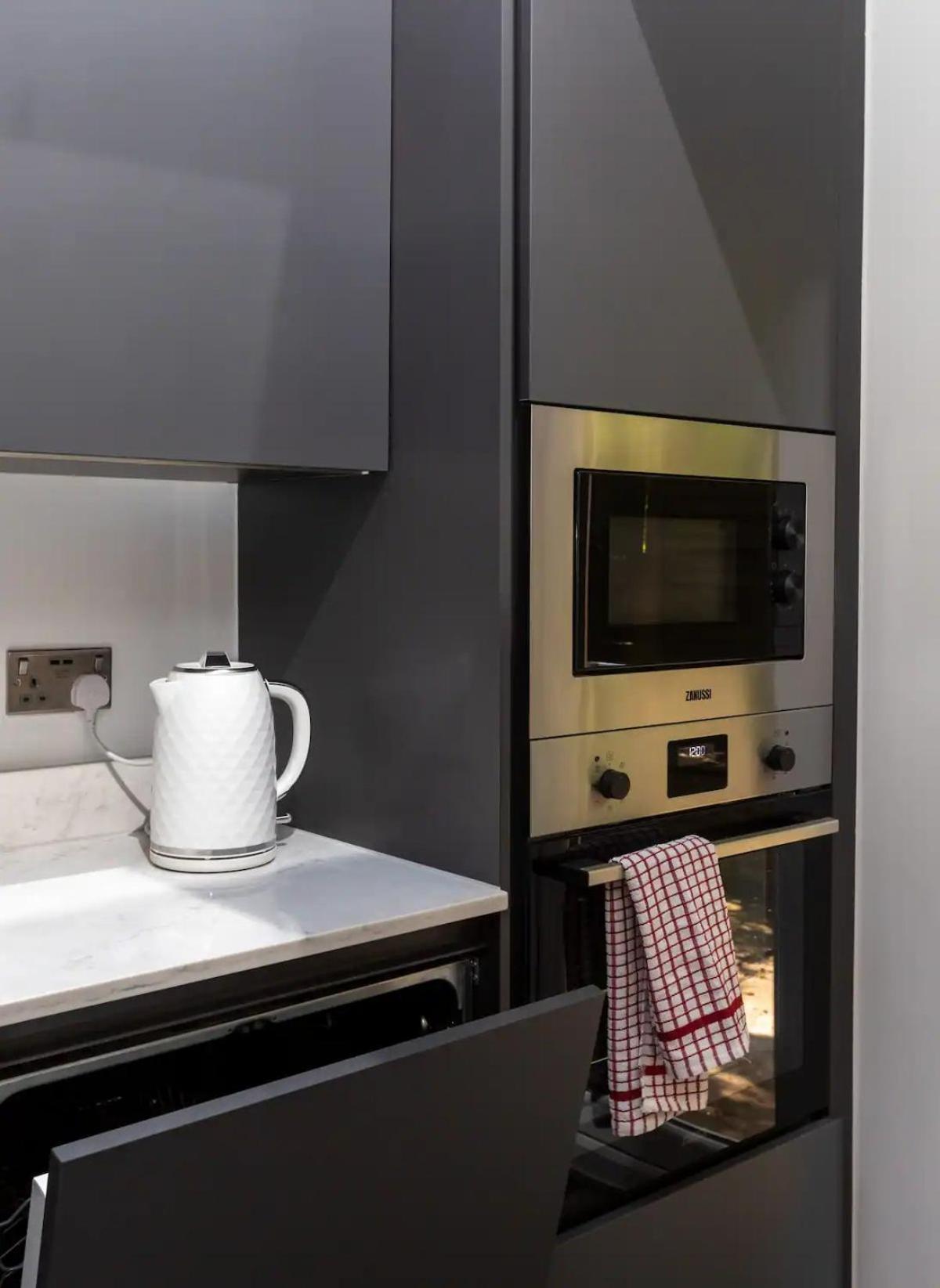 Stylish 2-bed Flat In The Heart Of West Hampstead Apartment