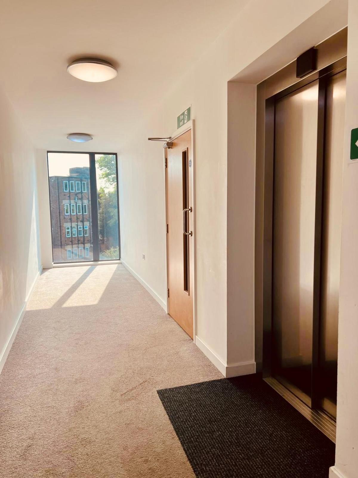Spacious And Luxury 2 Bed 2 Bath Just 5 Minutes Walk From The Underground Appartement Londen