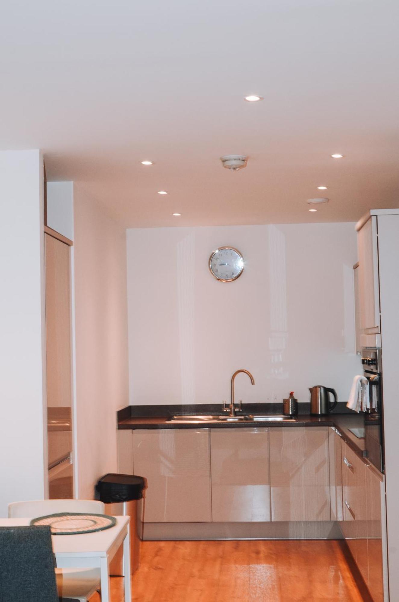 Spacious And Luxury 2 Bed 2 Bath Just 5 Minutes Walk From The Underground * Londen