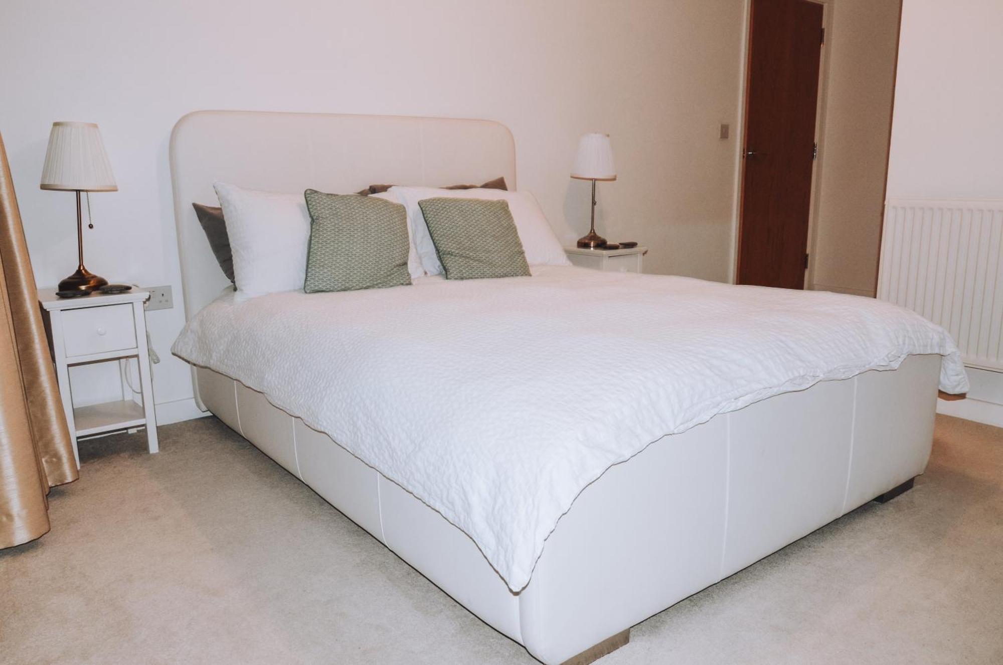 Spacious And Luxury 2 Bed 2 Bath Just 5 Minutes Walk From The Underground Londen