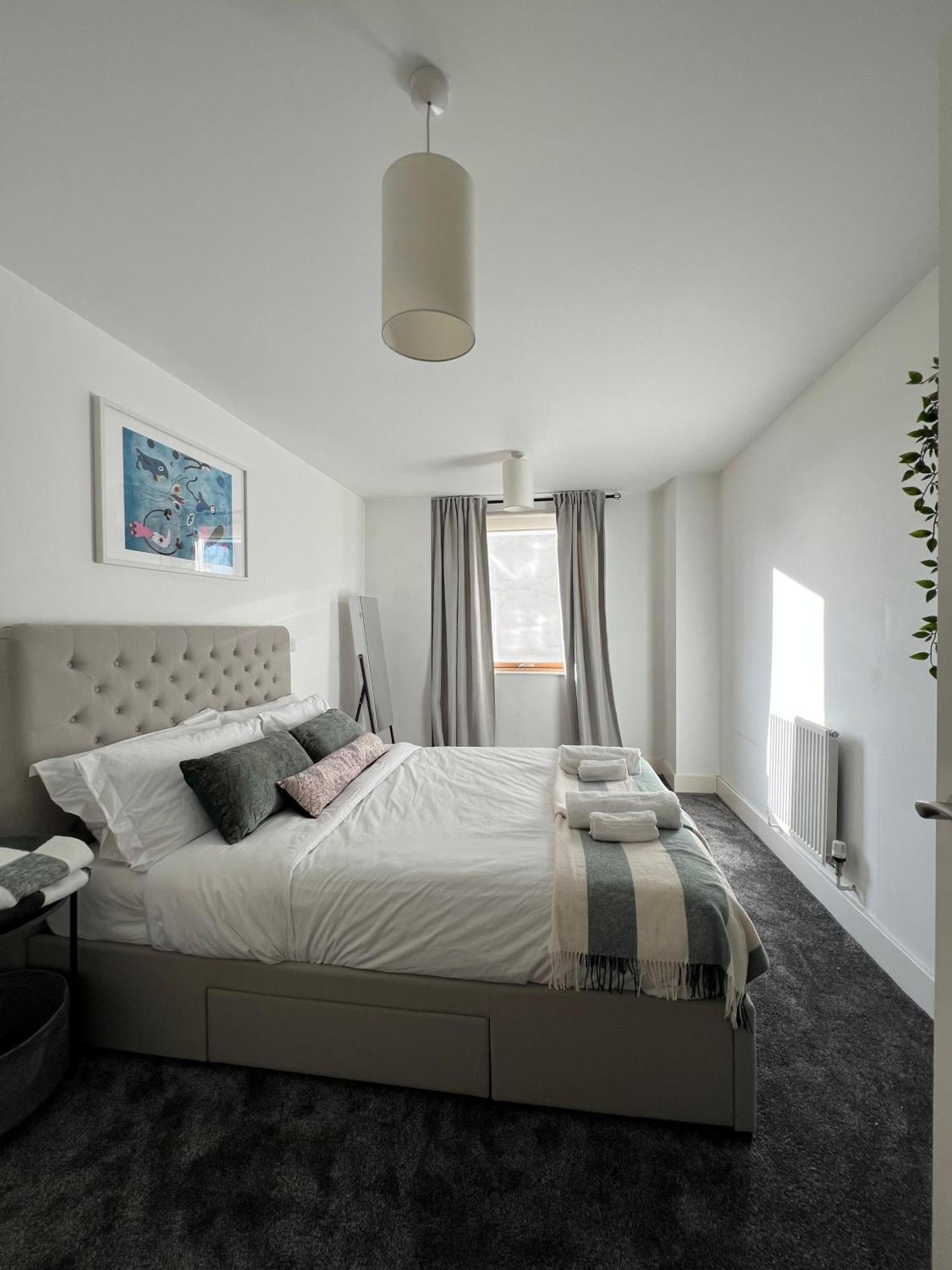 Luxury Cosy With Stunning Skyline Views! * London