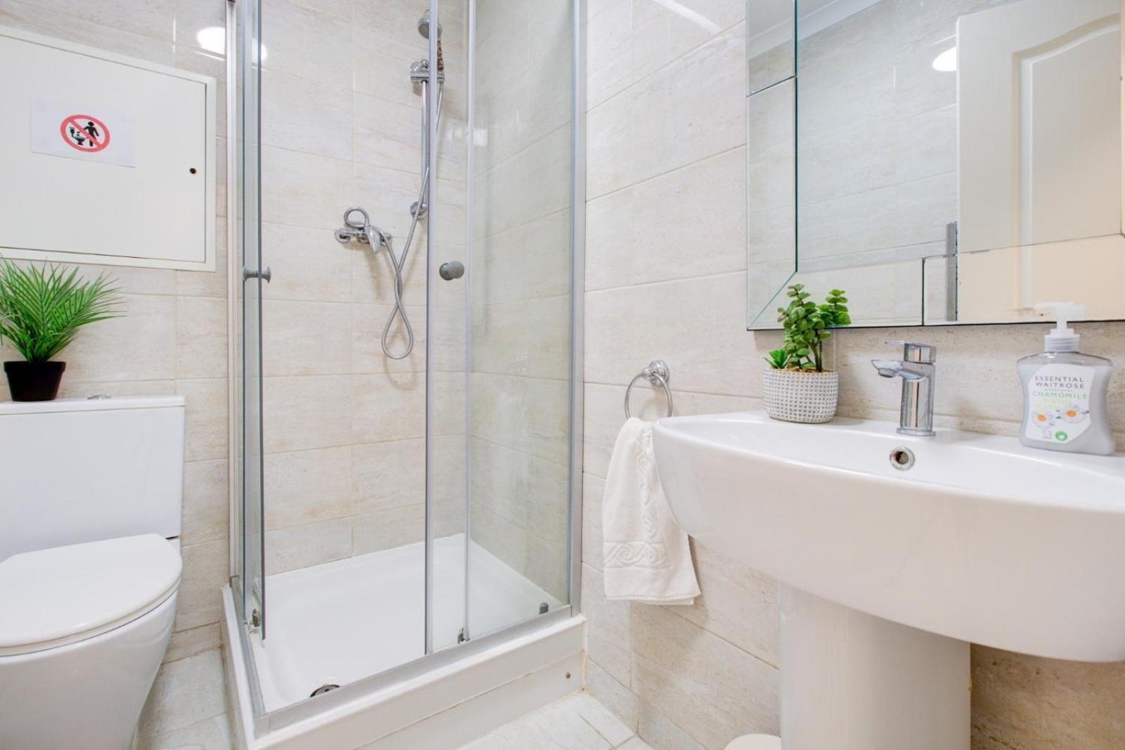 4-bedroom Gem Stylish & Walk-able To Everything * London